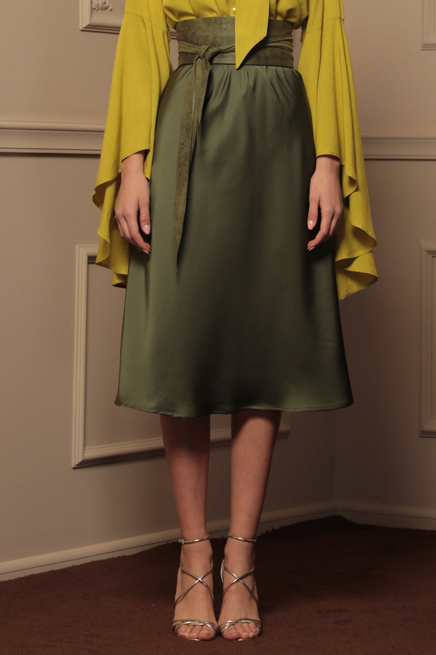 JUPE EN SATIN COUPE BIAIS AVEC TAILLE ÉLASTIQUE EN VERT OLIVE - ESSENTIELS