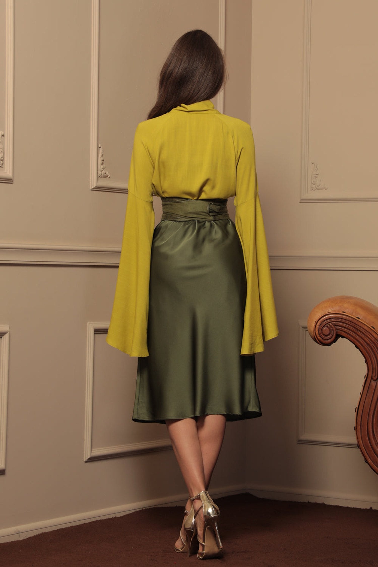 JUPE EN SATIN COUPE BIAIS AVEC TAILLE ÉLASTIQUE EN VERT OLIVE - ESSENTIELS