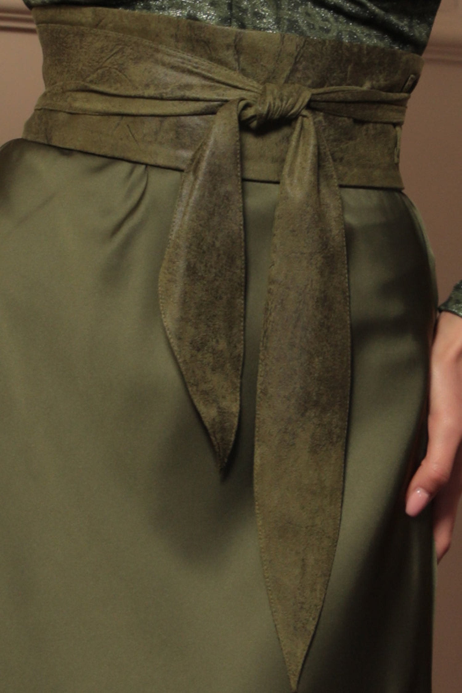 CEINTURE STYLE ENROULÉ - IMITATION DAIM EN VERT OLIVE - ESSENTIELS