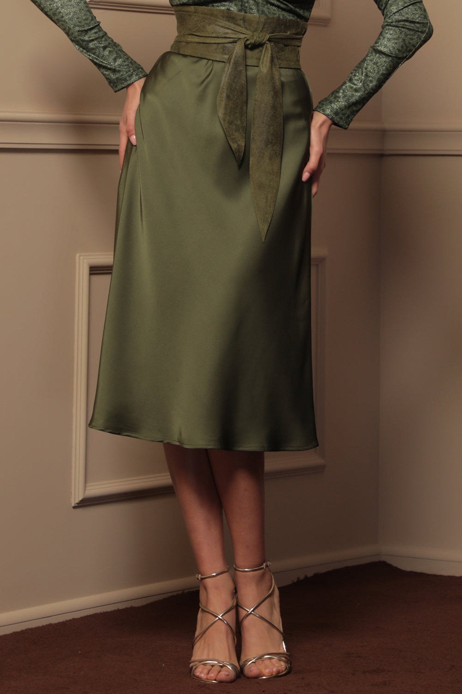 JUPE EN SATIN COUPE BIAIS AVEC TAILLE ÉLASTIQUE EN VERT OLIVE - ESSENTIELS