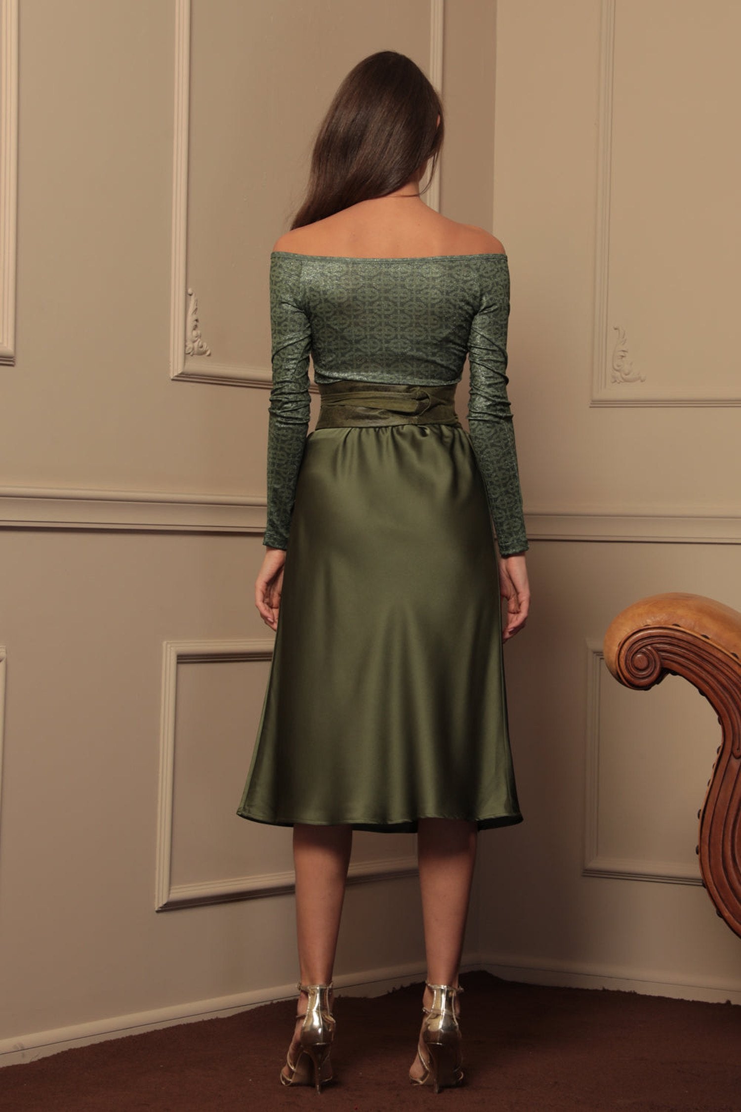 JUPE EN SATIN COUPE BIAIS AVEC TAILLE ÉLASTIQUE EN VERT OLIVE - ESSENTIELS