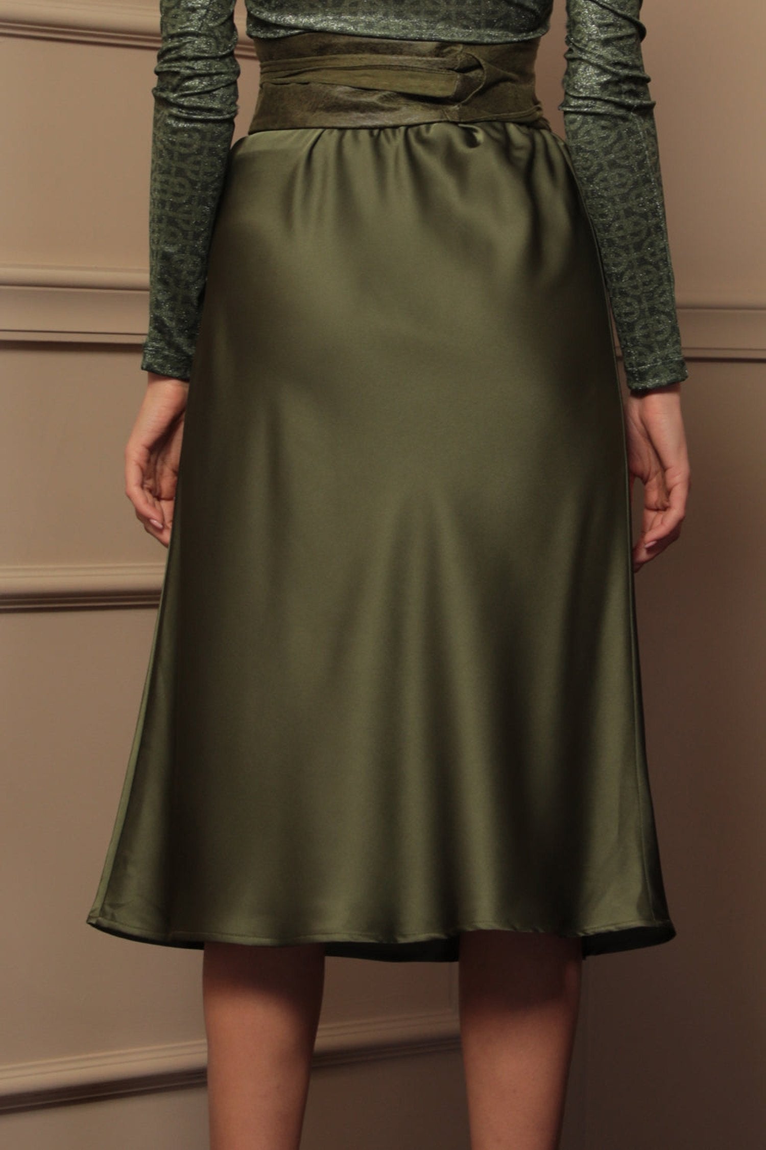 JUPE EN SATIN COUPE BIAIS AVEC TAILLE ÉLASTIQUE EN VERT OLIVE - ESSENTIELS