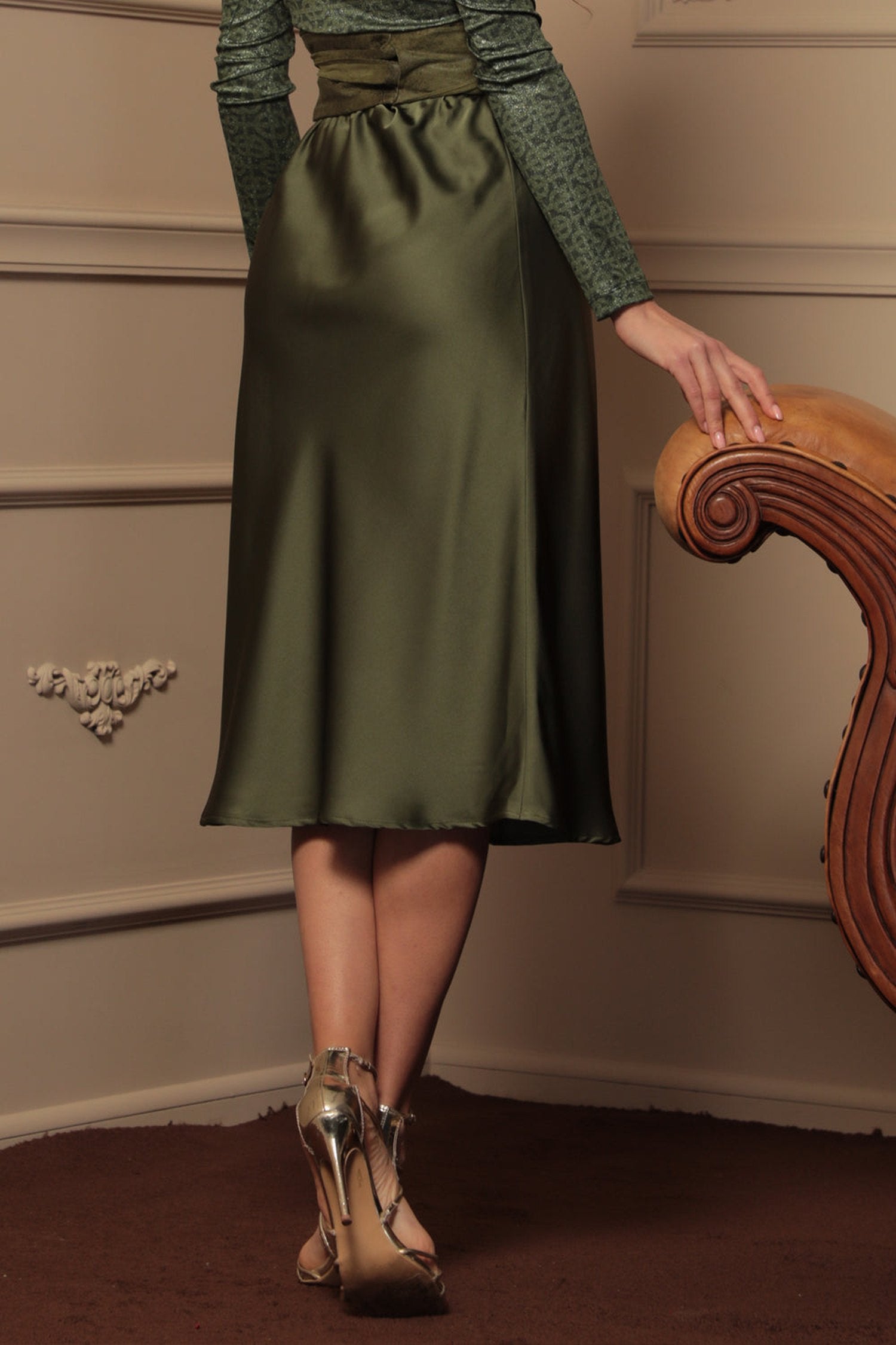 JUPE EN SATIN COUPE BIAIS AVEC TAILLE ÉLASTIQUE EN VERT OLIVE - ESSENTIELS