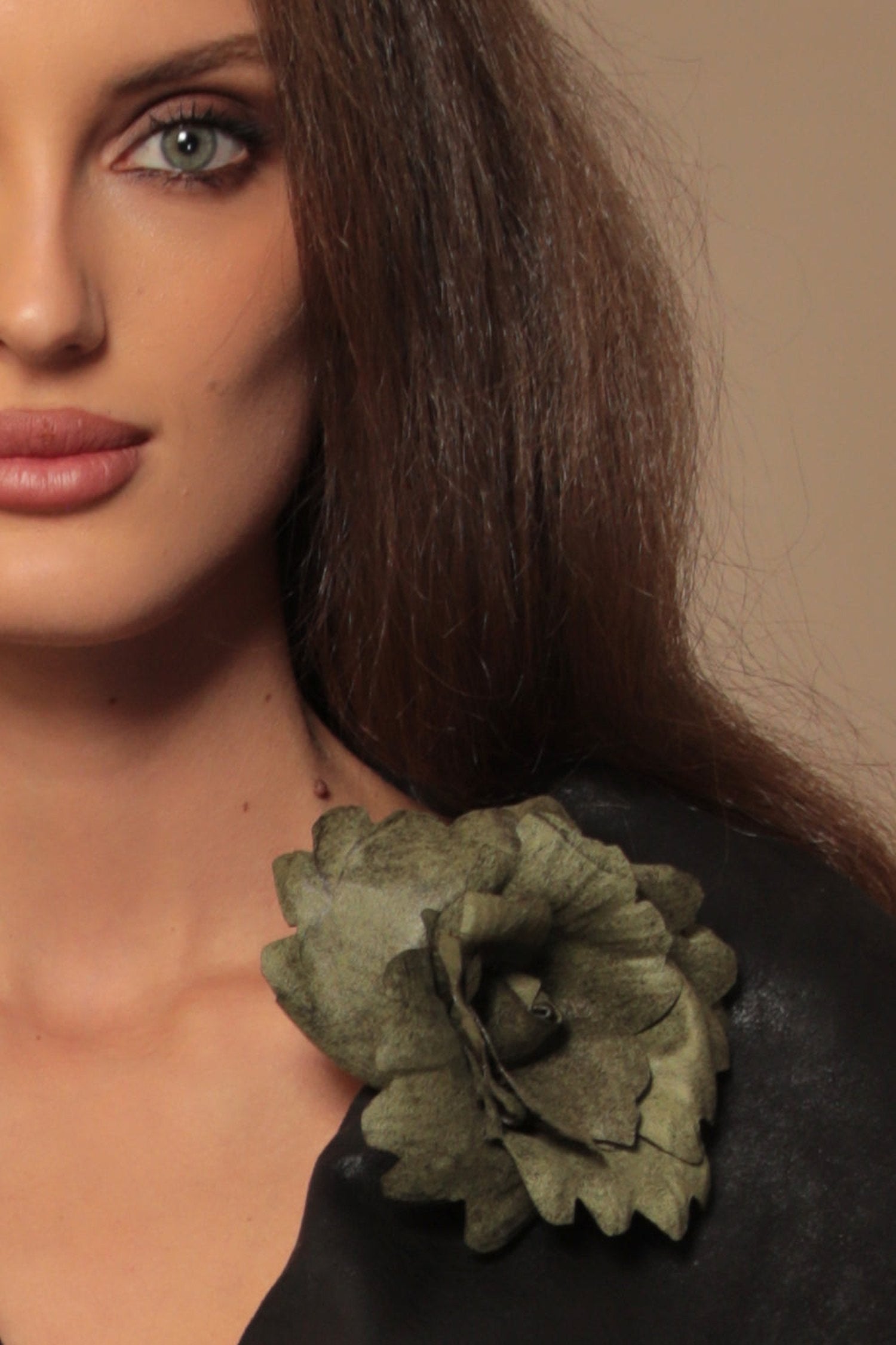 BROCHE MOYENNE EN SIMILI DAIM VERT ROSE