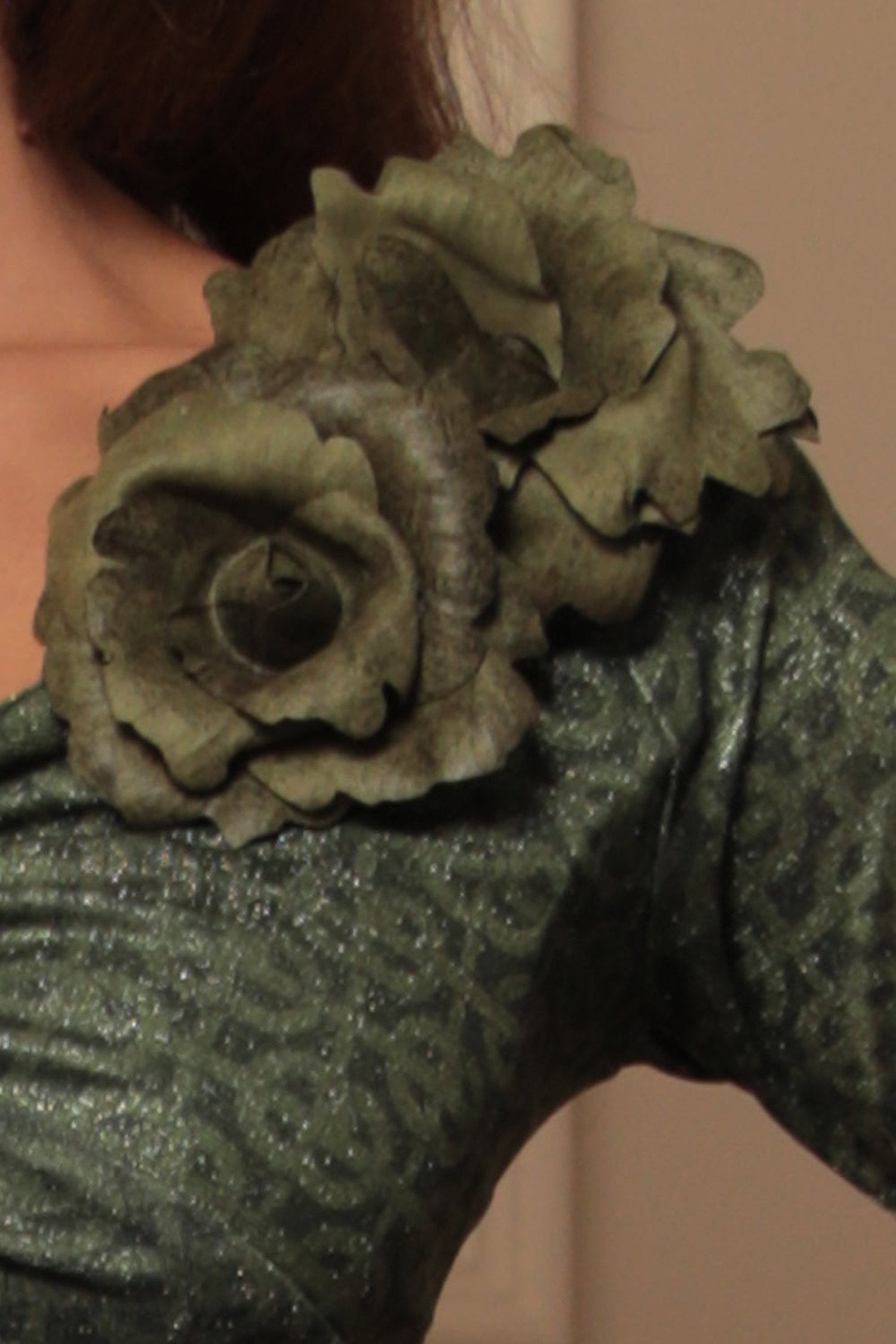 BROCHE MOYENNE EN SIMILI DAIM VERT ROSE