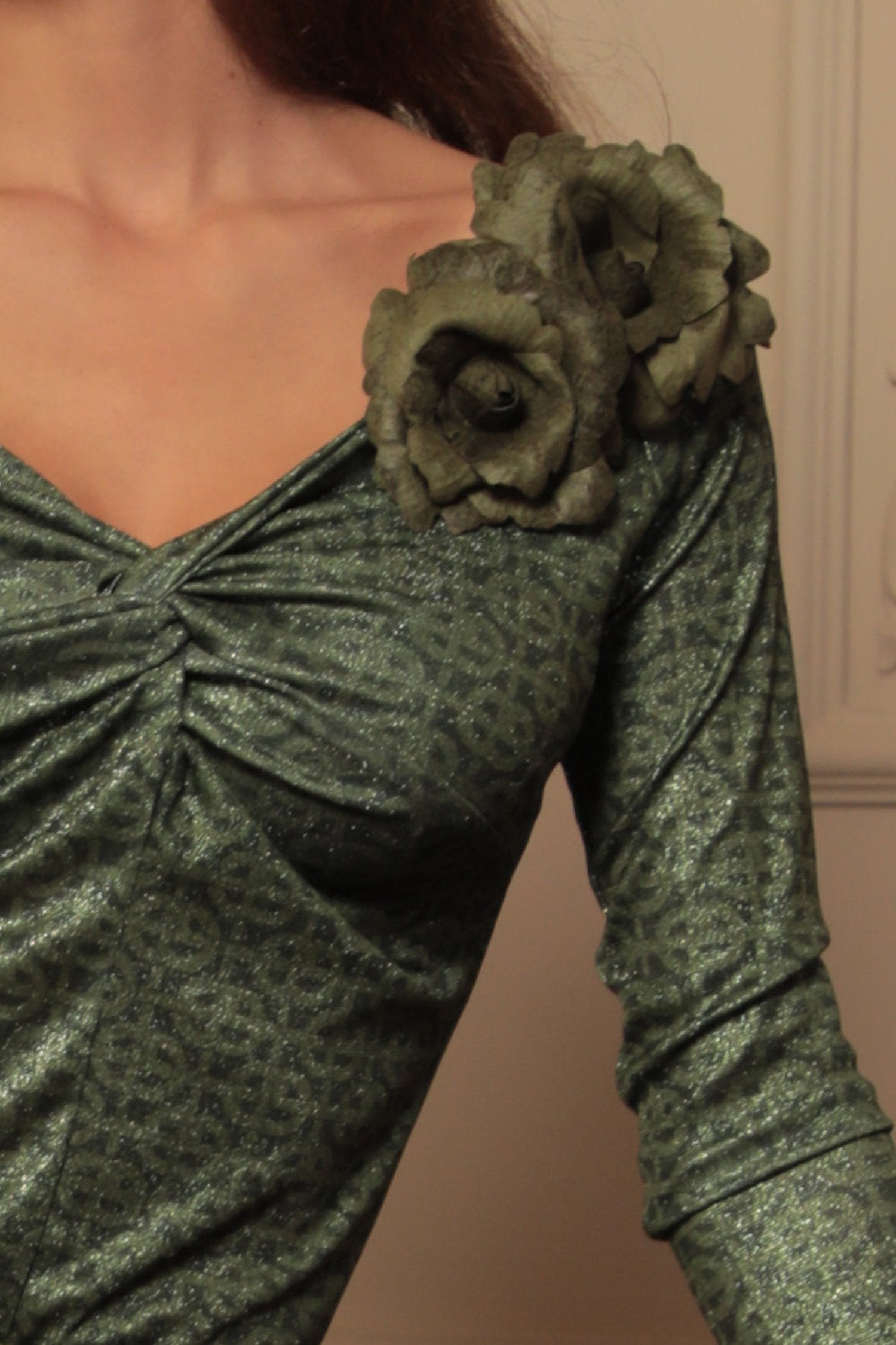 BROCHE MOYENNE EN SIMILI DAIM VERT ROSE