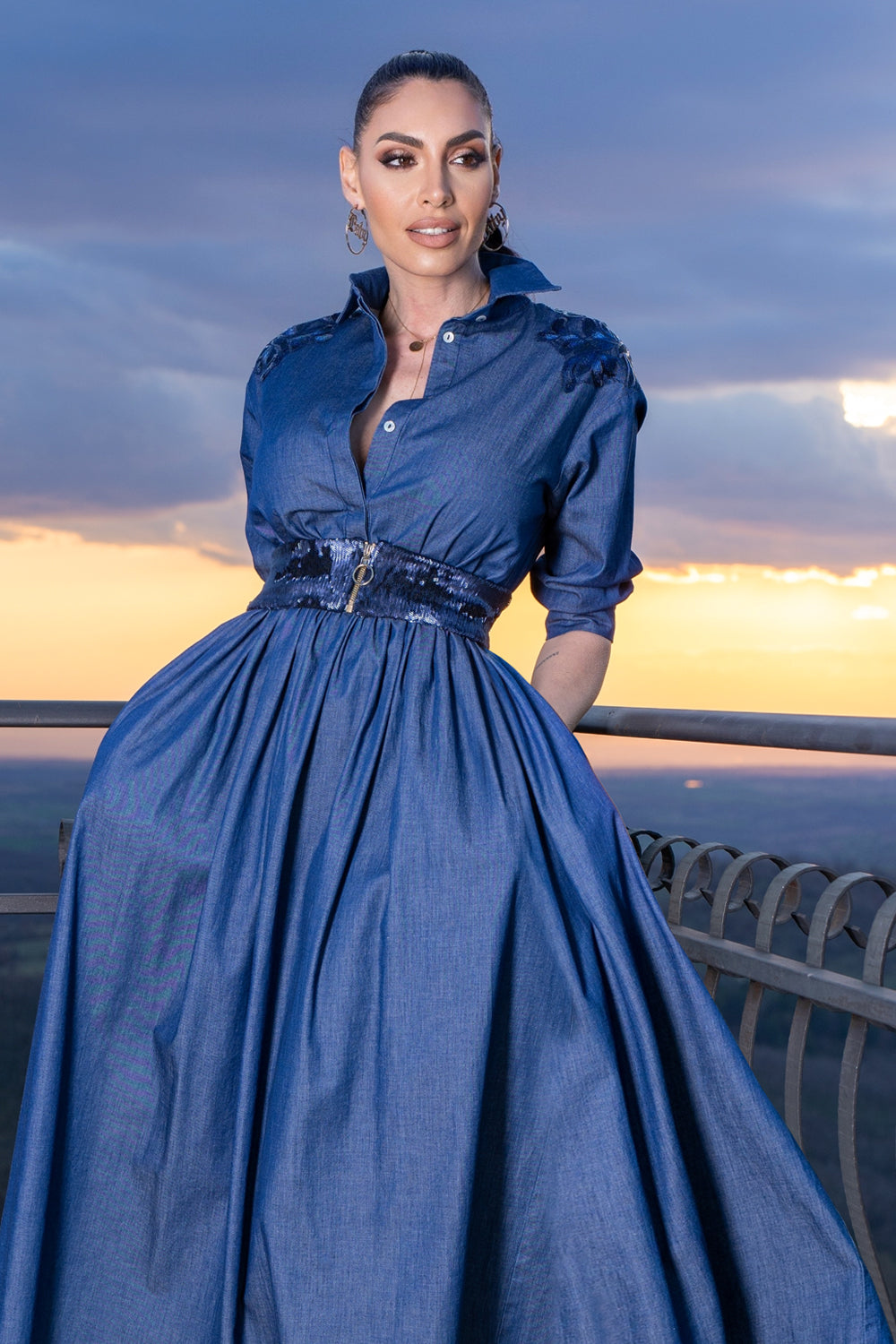 LOOSE LIGHT DENIM DRESS WITH BELT - ESSENTIALS