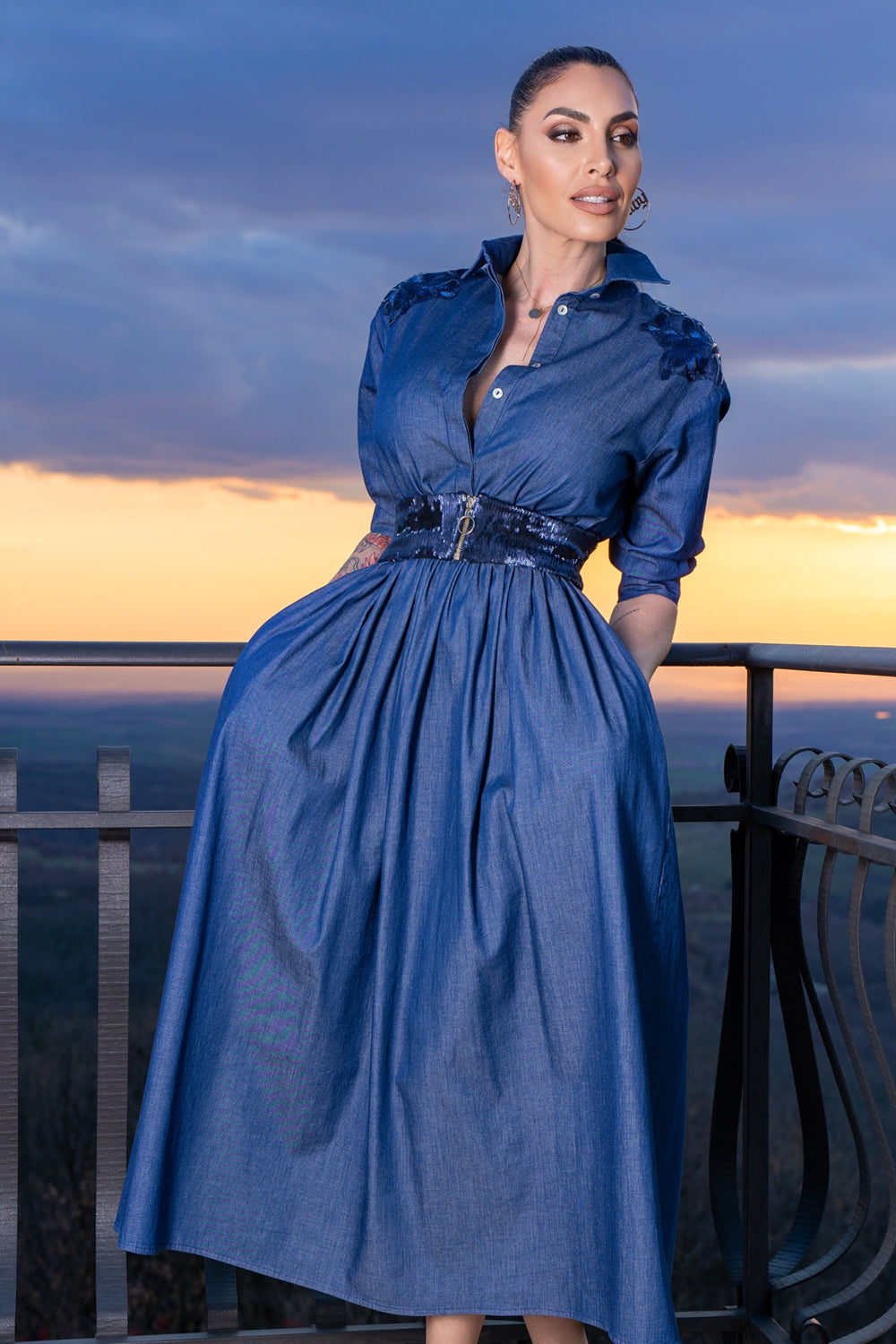 LOOSE LIGHT DENIM DRESS WITH BELT - ESSENTIALS