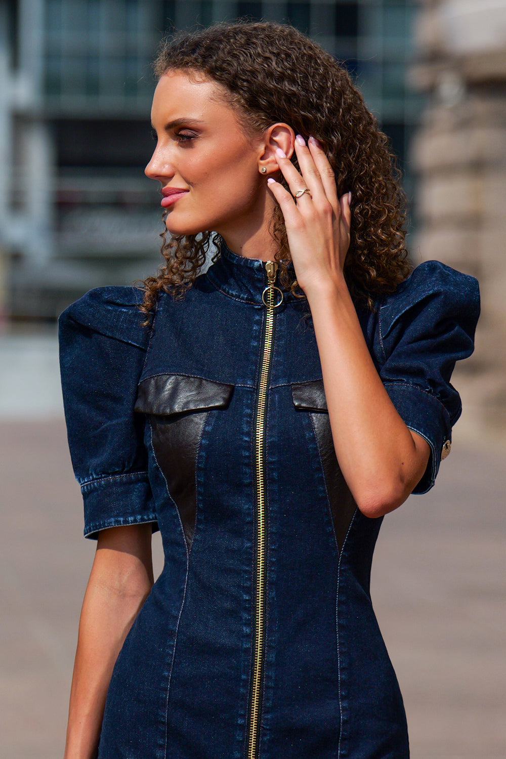 BUFFER SLEEVE DRESS IN DENIM - ESSENTIALS JIORO РОКЛЯ С БУФАН РЪКАВ В ТЪМЕН ДЕНИМ - ESSENTIALS JIORO
