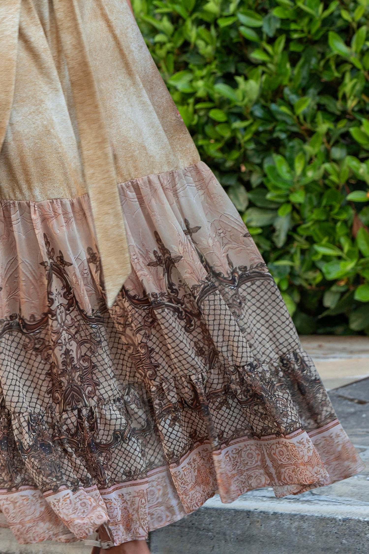 ROBE LONGUE EN COTON AVEC VOLANTS EN CHIFFON - FLEURS BAROQUES