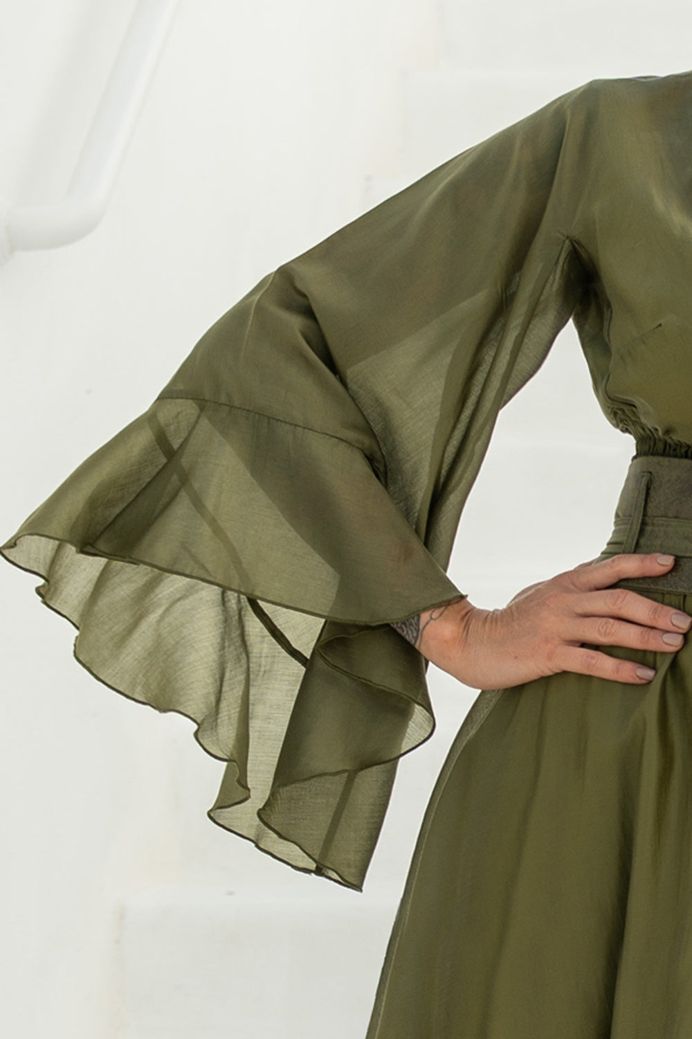 SHORT TENCEL DRESS WITH WIDE SLEEVES IN OLIVE GREEN - ESSENTIALS