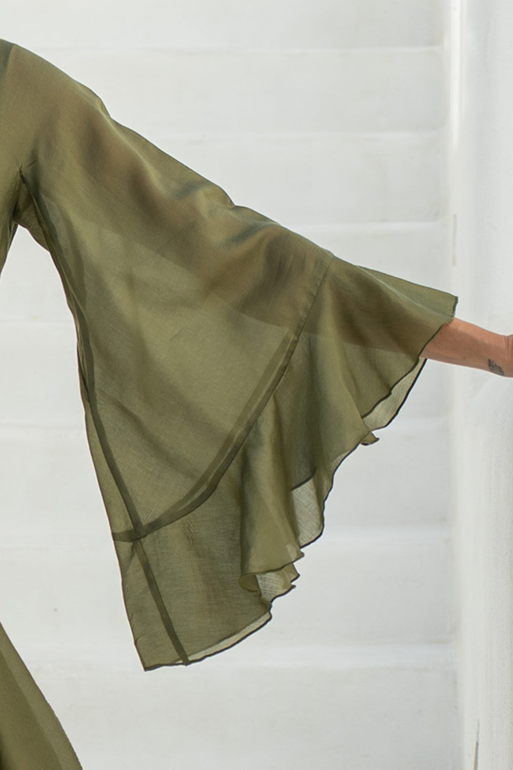 SHORT TENCEL DRESS WITH WIDE SLEEVES IN OLIVE GREEN - ESSENTIALS