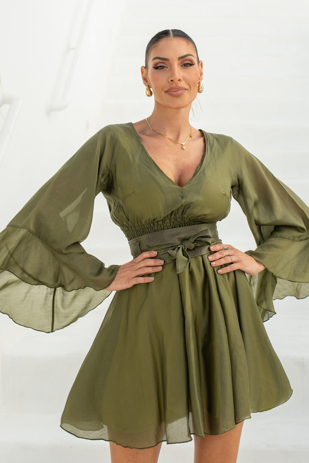 SHORT TENCEL DRESS WITH WIDE SLEEVES IN OLIVE GREEN - ESSENTIALS JIORO КЪСА РОКЛЯ ОТ ЛИОЦЕЛ С ШИРОК РЪКАВ В ЗЕЛЕНО - ESSENTIALS JIORO