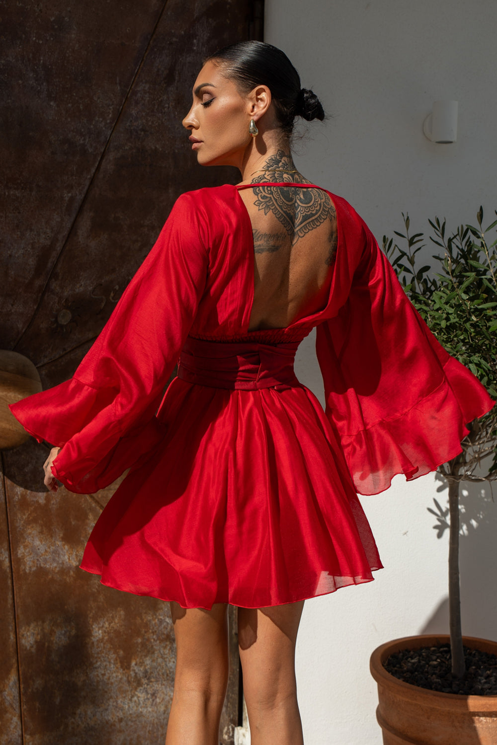 SHORT TENCEL DRESS WITH WIDE SLEEVES IN RED - ESSENTIALS JIORO КЪСА БОХО РОКЛЯ ОТ ТЕНСЕЛ С ГОЛ ГРЪБ В ЧЕРВЕНО - ESSENTIALS JIORO