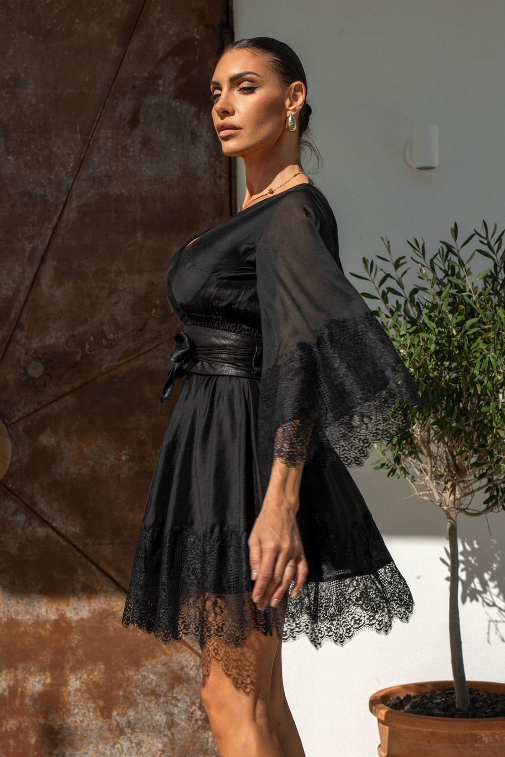 ROBE COURTE EN TENCEL AVEC DENTELLE EN NOIR - ESSENTIELS