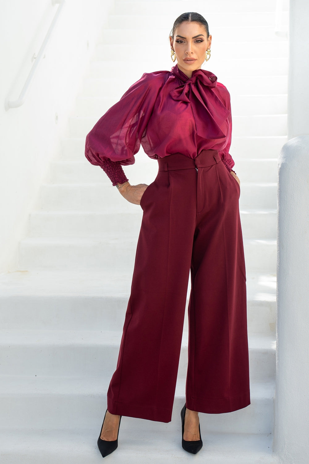 BOHEMIAN BURGUNDY BLOUSE WITH PUFF SLEEVES AND TIE-FRONT COLLAR - ESSENTIALS JIORO БОХЕМСКА РИЗА С БУФАН РЪКАВИ И ЯКА С ВРЪЗКИ В БУРГУНДИ - ESSENTIALS JIORO