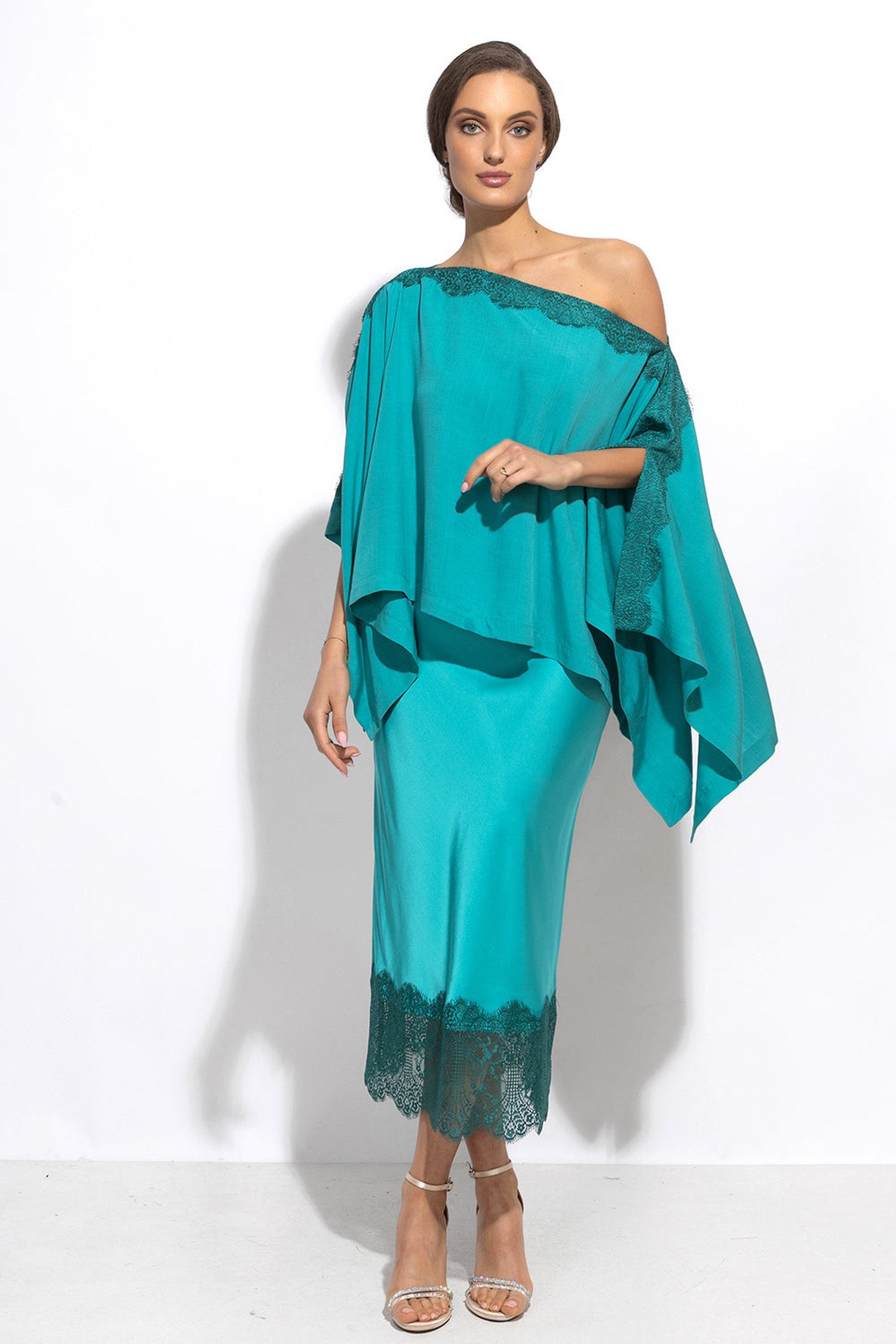 TUNIQUE DÉCONTRACTÉE EN VISCOSE AVEC FENTES LATÉRALES ET DENTELLE EN TURQUOISE - ESSENTIELS