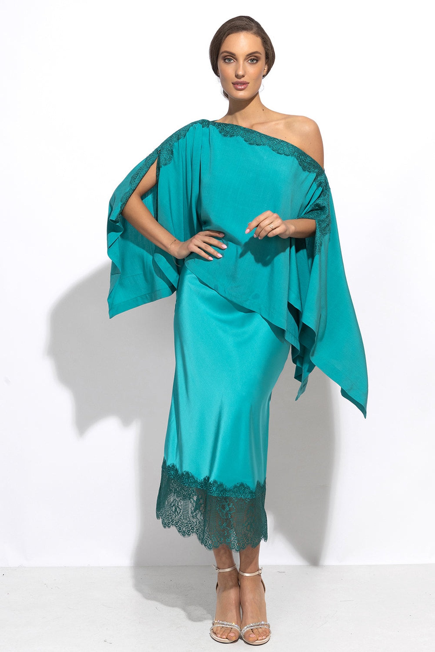 TUNIQUE DÉCONTRACTÉE EN VISCOSE AVEC FENTES LATÉRALES ET DENTELLE EN TURQUOISE - ESSENTIELS