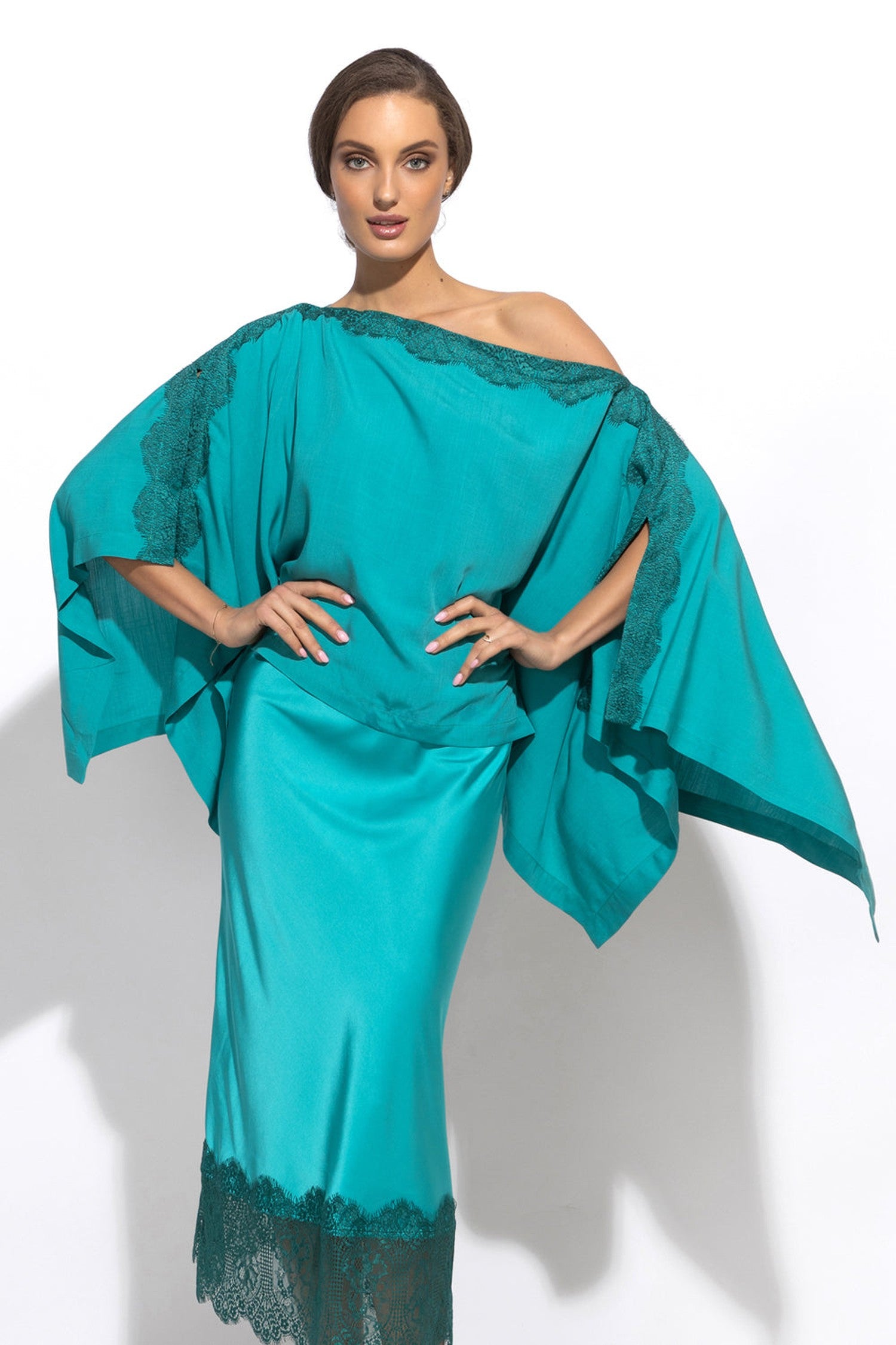 TUNIQUE DÉCONTRACTÉE EN VISCOSE AVEC FENTES LATÉRALES ET DENTELLE EN TURQUOISE - ESSENTIELS
