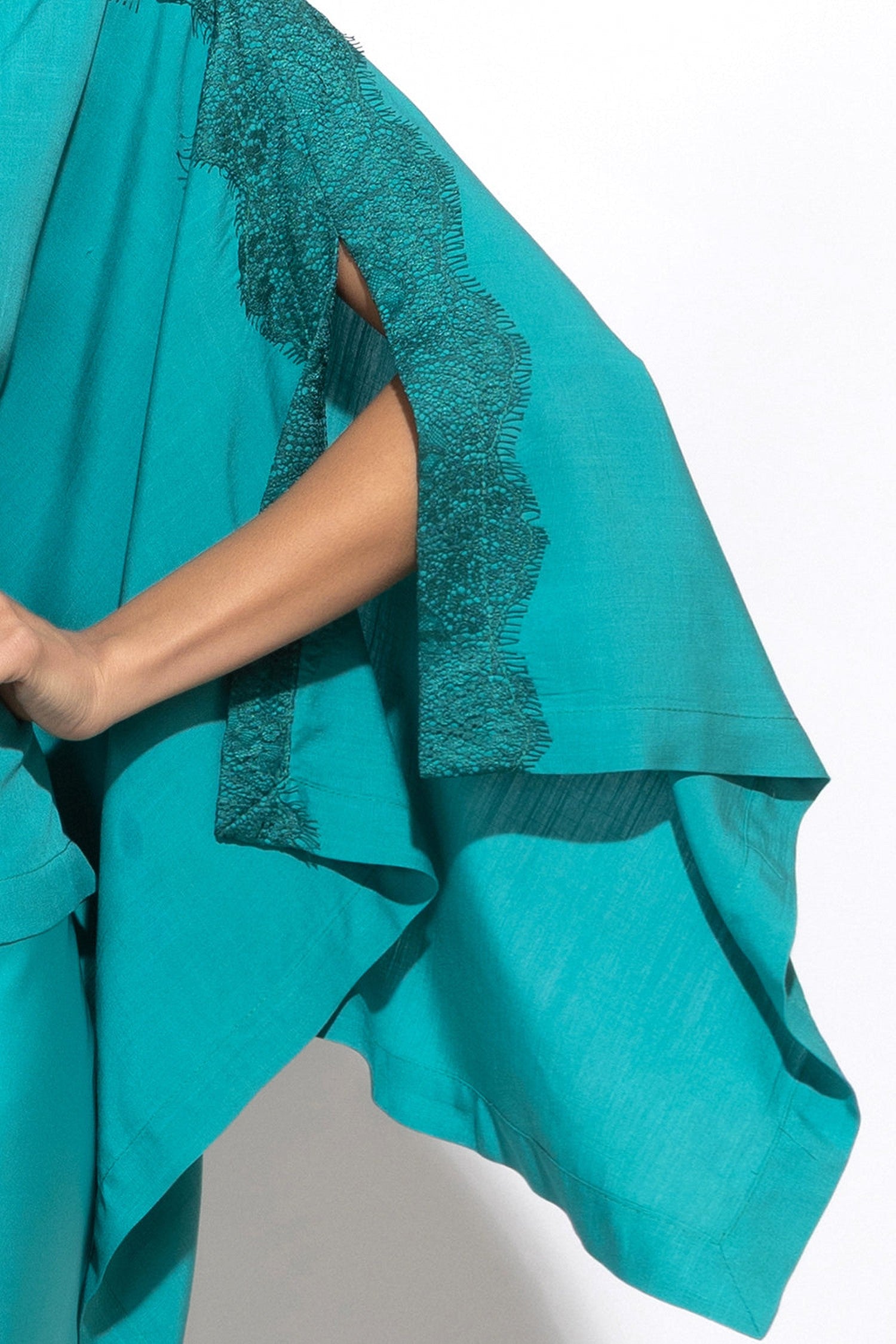 TUNIQUE DÉCONTRACTÉE EN VISCOSE AVEC FENTES LATÉRALES ET DENTELLE EN TURQUOISE - ESSENTIELS