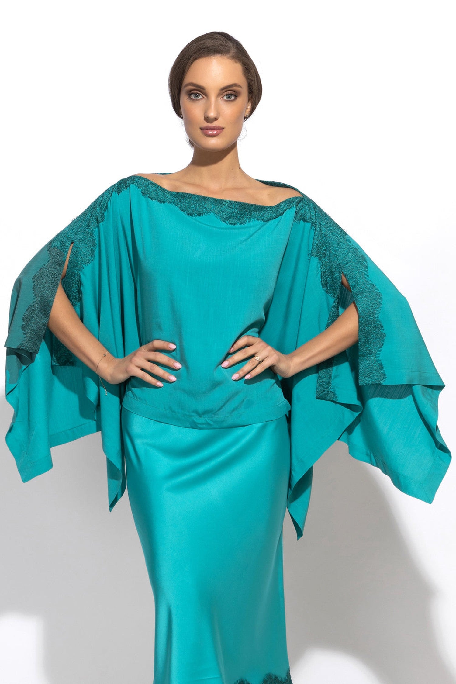 TUNIQUE DÉCONTRACTÉE EN VISCOSE AVEC FENTES LATÉRALES ET DENTELLE EN TURQUOISE - ESSENTIELS