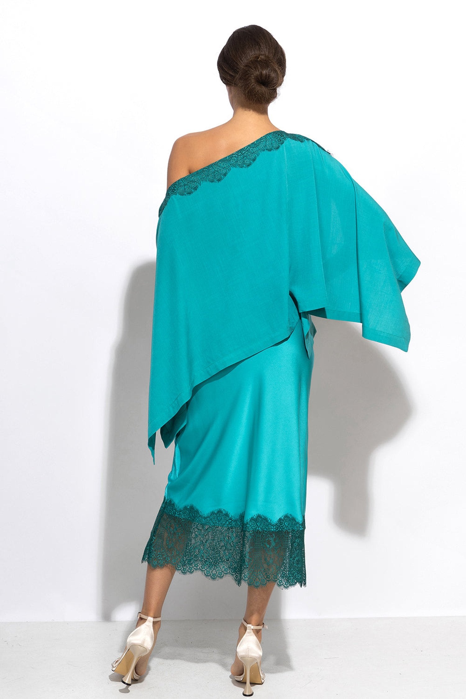 TUNIQUE DÉCONTRACTÉE EN VISCOSE AVEC FENTES LATÉRALES ET DENTELLE EN TURQUOISE - ESSENTIELS