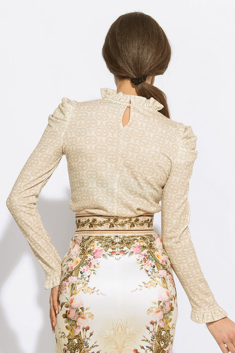 BLOUSE WITH GATHERED NECKLINE AND LOGO PRINT - IVORY LOGO COLLECTION JIORO БЛУЗА ОТ ФИНО ПЛЕТИВО - IVORY LOGO JIORO