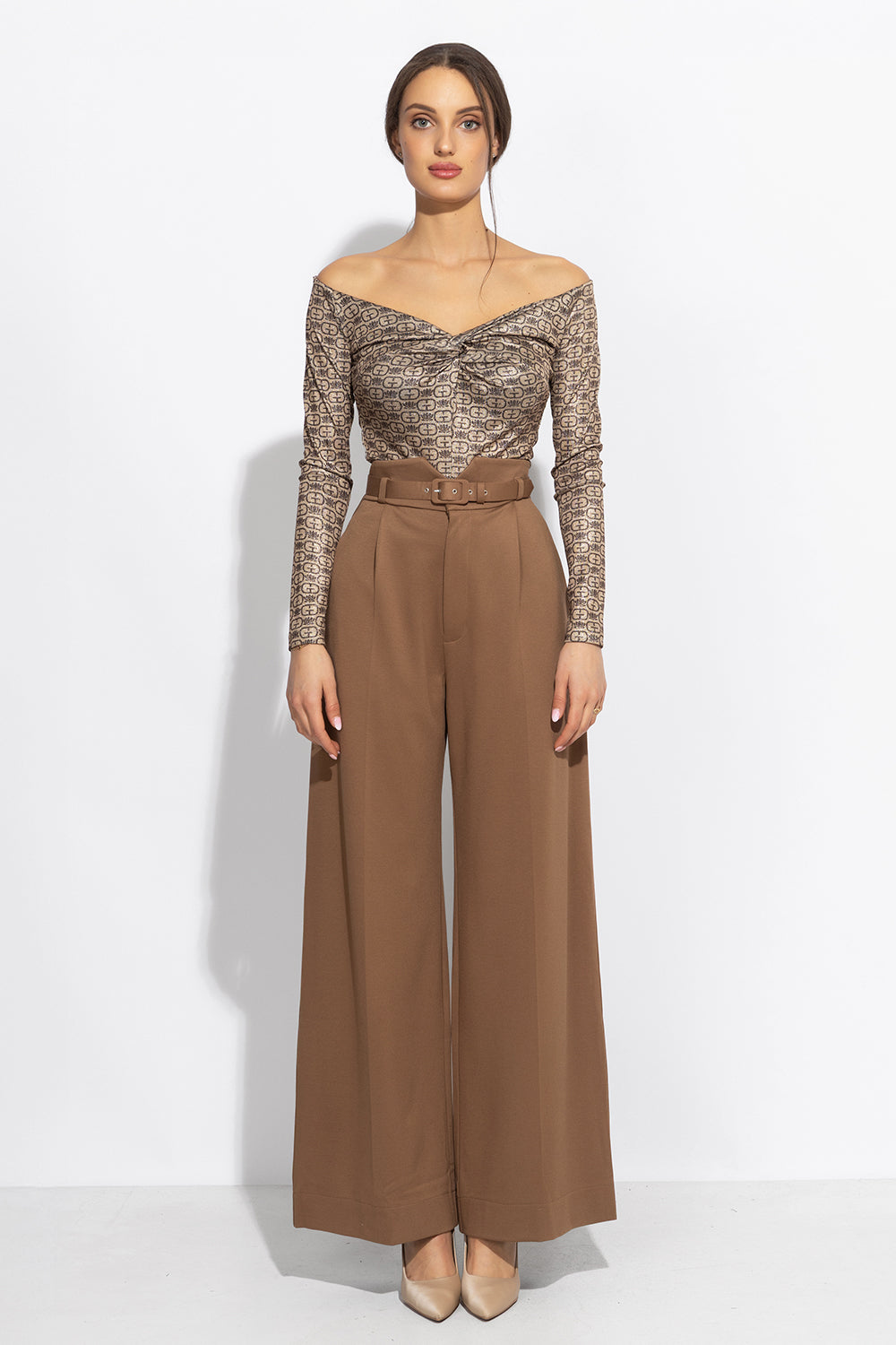 TOP WITH TWIST DETAIL AND LONG SLEEVES - DARK BROWN LOGO