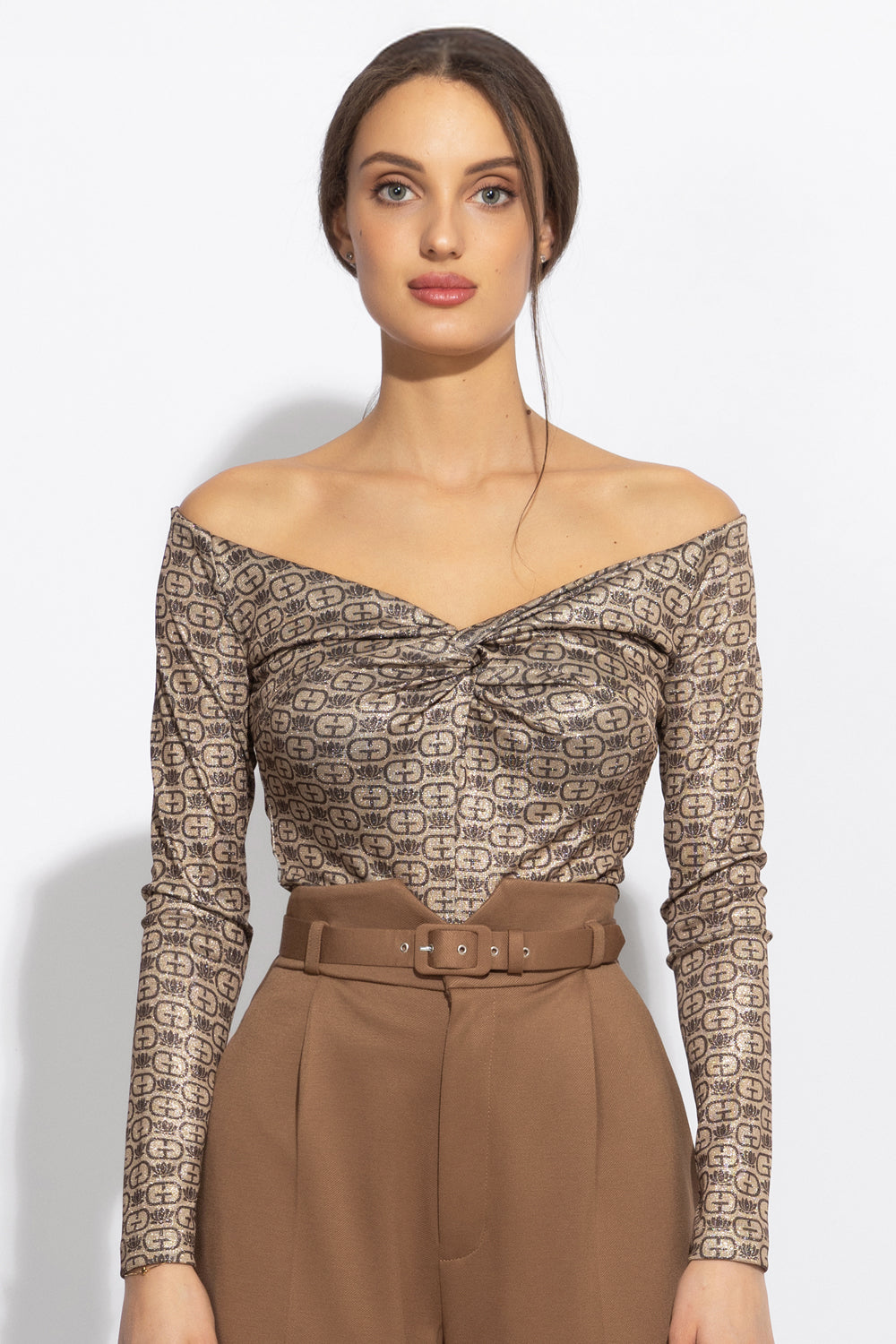 TOP WITH TWIST DETAIL AND LONG SLEEVES - DARK BROWN LOGO