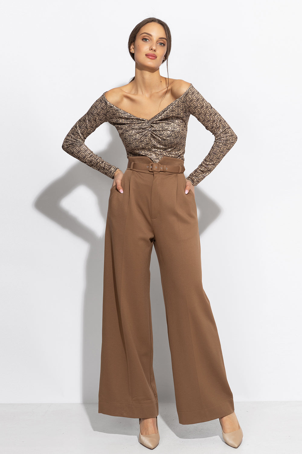 TOP WITH TWIST DETAIL AND LONG SLEEVES - DARK BROWN LOGO
