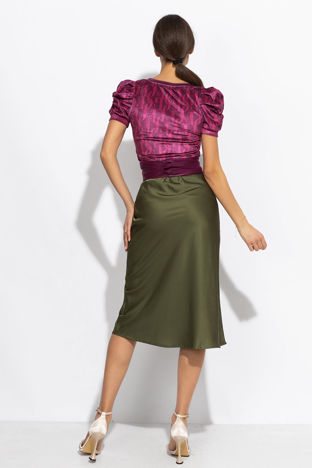 JUPE EN SATIN COUPE BIAIS AVEC TAILLE ÉLASTIQUE EN VERT OLIVE - ESSENTIELS