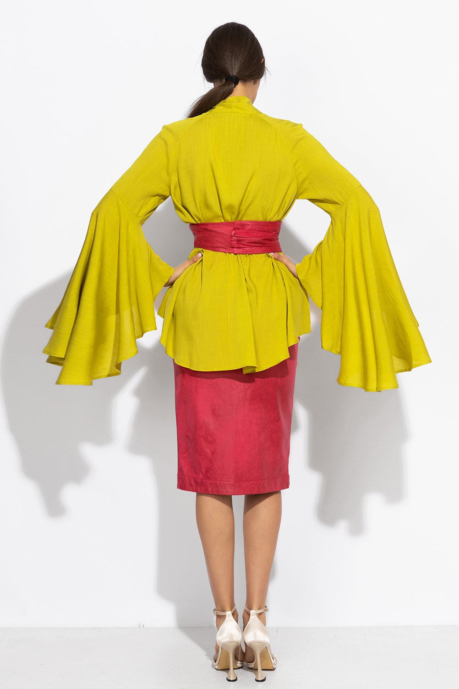 BLOUSE EN VISCOSE ORCHIDÉE JAUNE AVEC MANCHES ÉVASÉES – ESSENTIELS