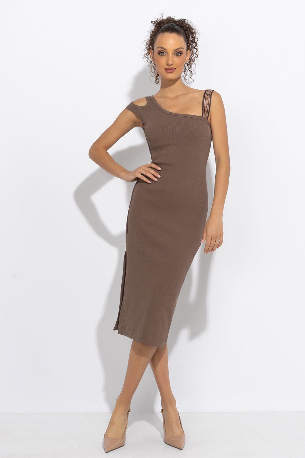 Robe midi en coton avec épaules asymétriques - logo Mocha Mousse