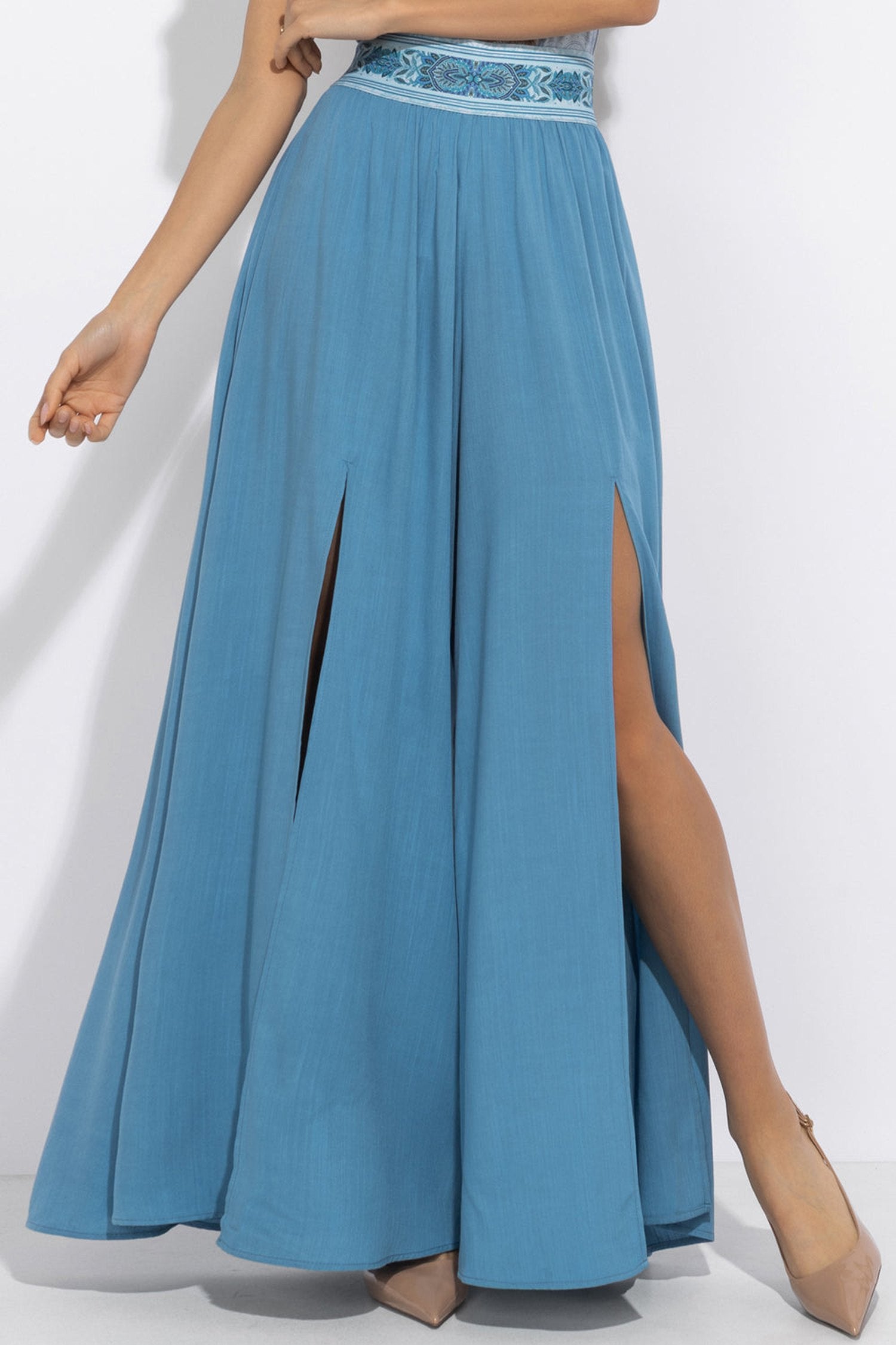 PANTALON EN VISCOSE BLEU CIEL AVEC FENTES - ESSENTIELS