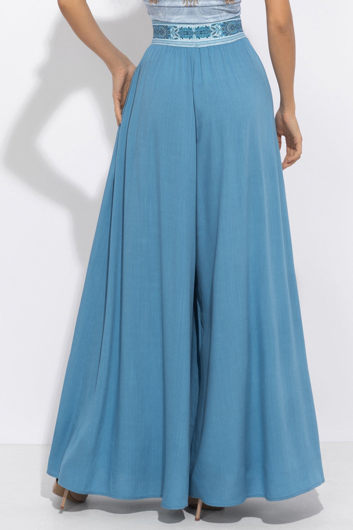 PANTALON EN VISCOSE BLEU CIEL AVEC FENTES - ESSENTIELS