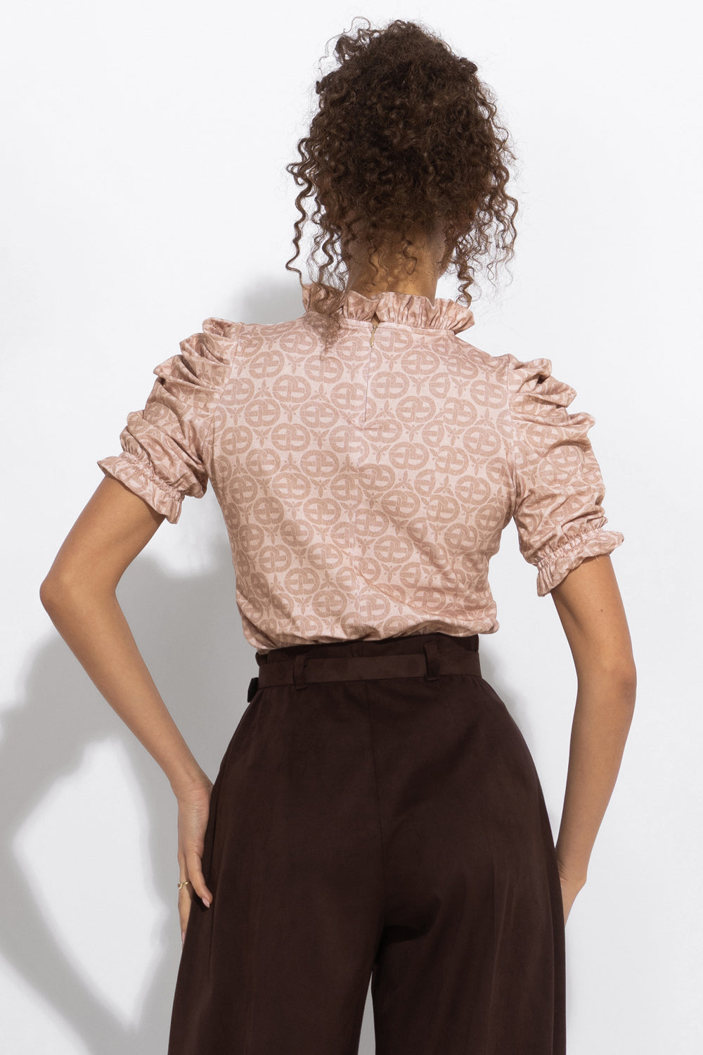 BLOUSE WITH RUFFLES - IVORY LOGO JIORO БЛУЗА С ЛОГО ПРИНТ И НАБОРИ - IVORY LOGO JIORO 