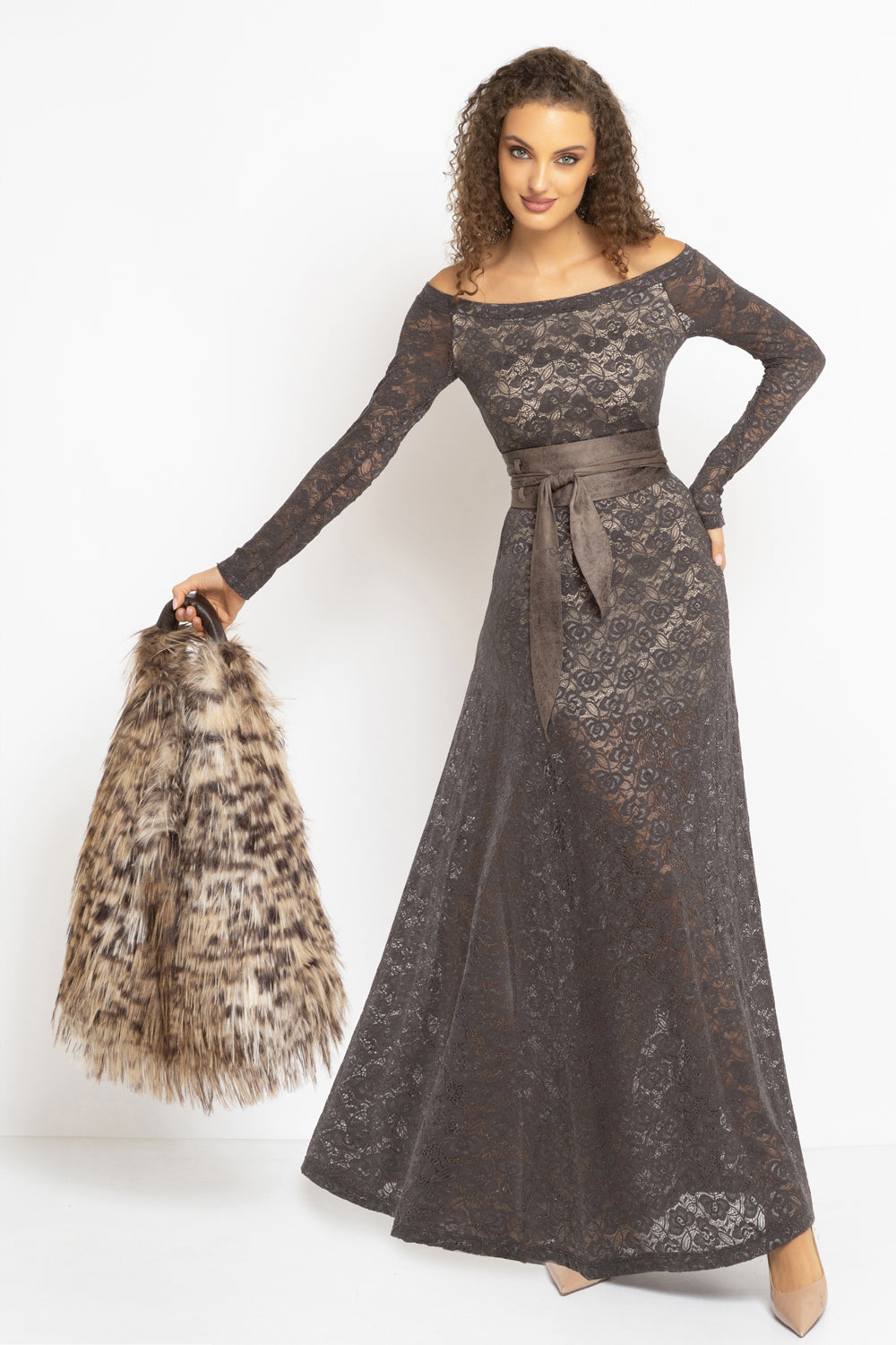 LONG A-LINE LACE DRESS WITH BOAT NECKLINE IN MOCHA - ESSENTIALS JIORO ДЪЛГА ДАНТЕЛЕНА РОКЛЯ В МОКА - ESSENTIALS JIORO