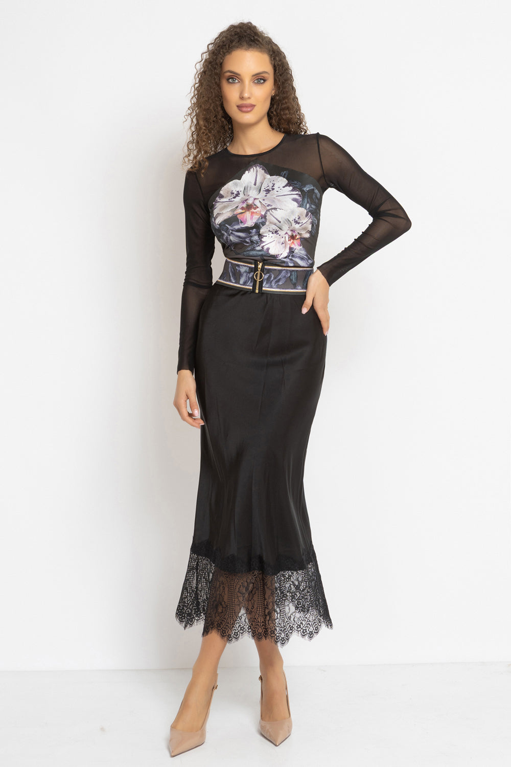 JUPE ÉVASÉE AVEC BORDURE EN DENTELLE EN NOIR - ESSENTIELS