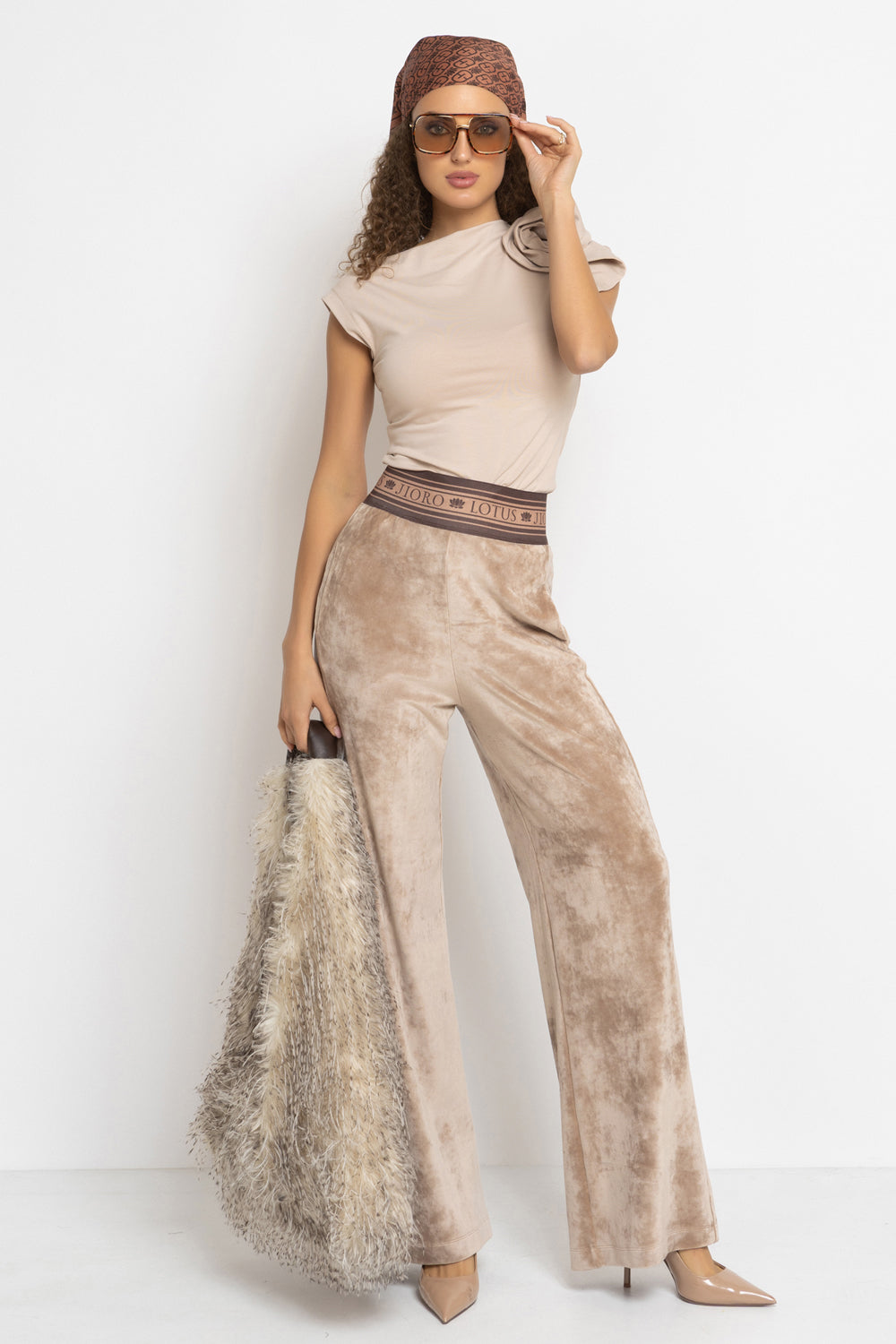 VELVET WIDE-LEG TROUSERS WITH ELASTIC WAIST IN BEIGE - ESSENTIALS JIORO ПАНТАЛОН ОТ КАДИФЕ С ШИРОК КРАЧОЛ И ЛАСТИК В ТАЛИЯ В БЕЖОВО - ESSENTIALS JIORO 