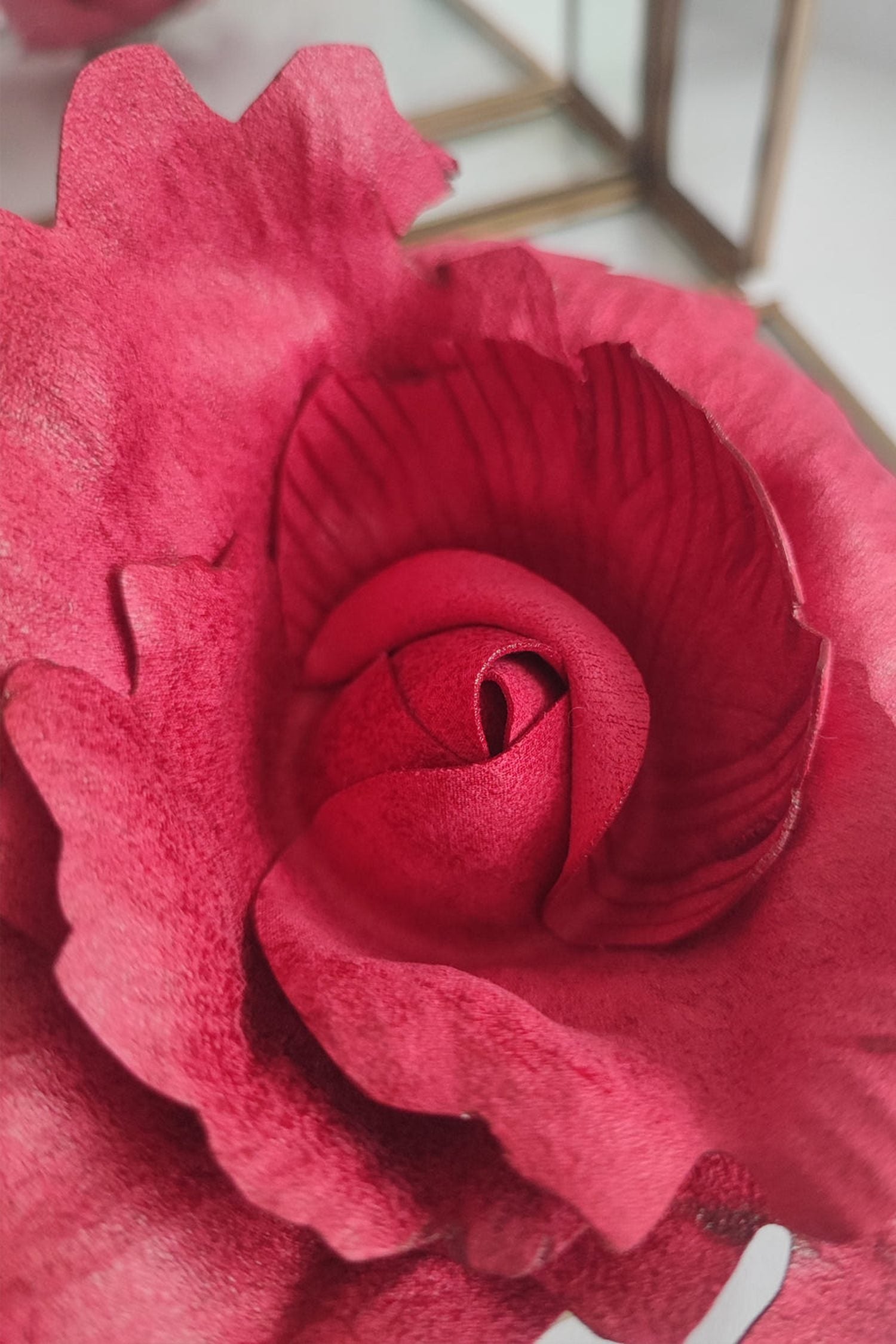 BROCHE MOYENNE EN SIMILI DAIM ROSE CYCLAMEN