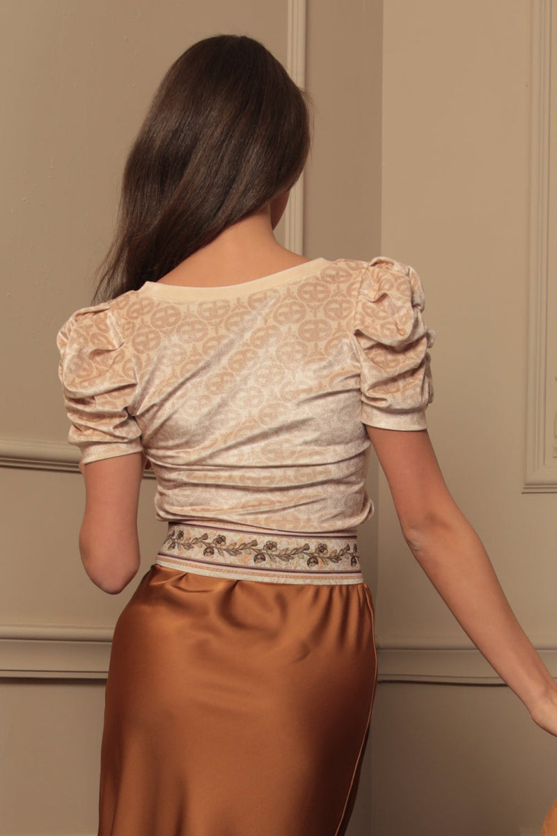 BLOUSE WITH PUFF SLEEVES AND V-NECKLINE - IVORY LOGO JIORO БЛУЗА С КЪС БУФАН РЪКАВ И V-ДЕКОЛТЕ - IVORY LOGO JIORO