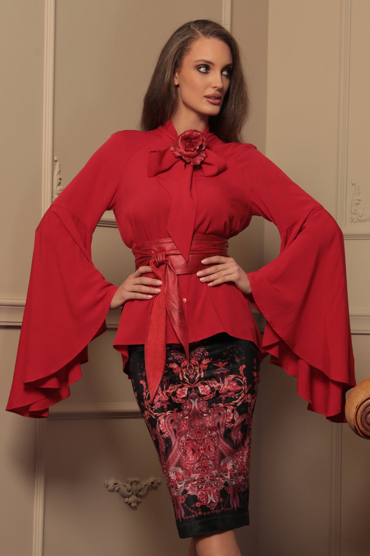 BLOUSE ROUGE EN VISCOSE AVEC MANCHES ÉVASÉES - ESSENTIELS