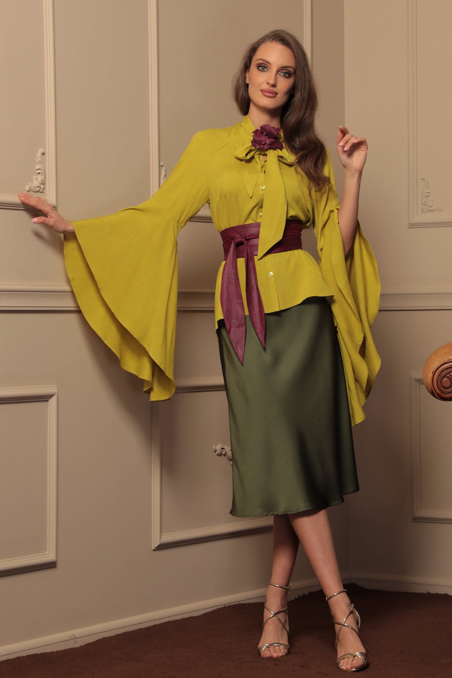 BLOUSE EN VISCOSE ORCHIDÉE JAUNE AVEC MANCHES ÉVASÉES – ESSENTIELS