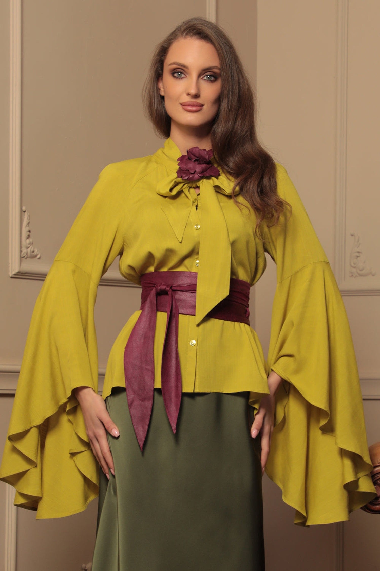 BLOUSE EN VISCOSE ORCHIDÉE JAUNE AVEC MANCHES ÉVASÉES – ESSENTIELS