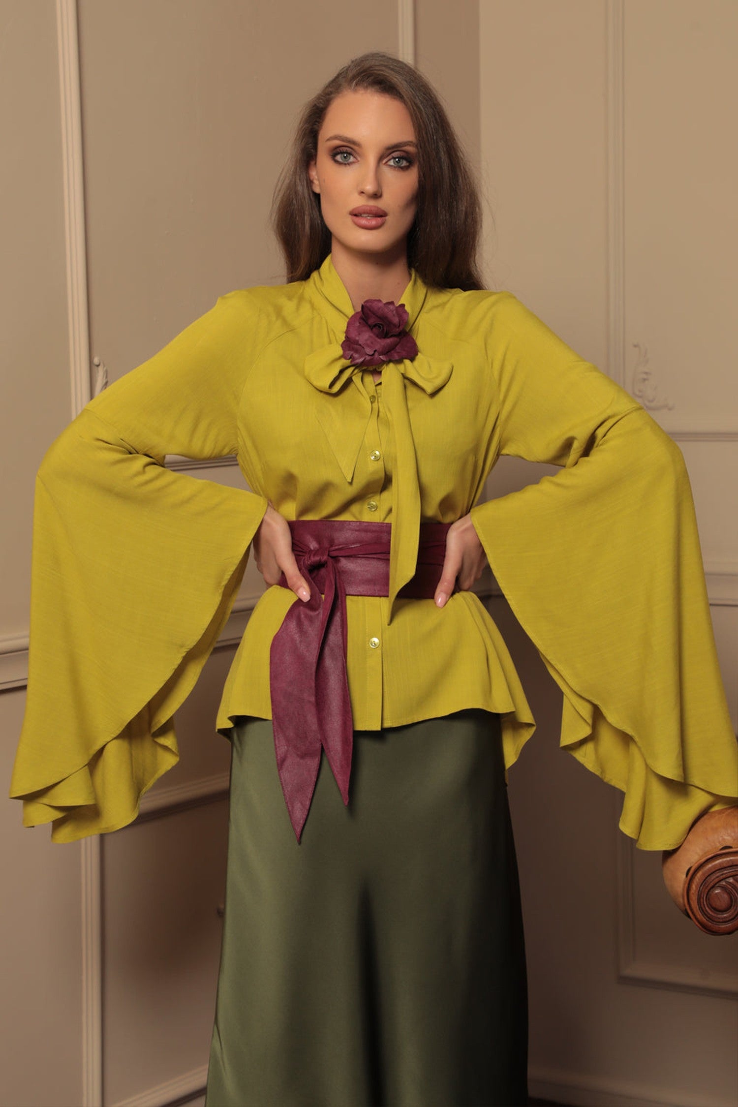 BLOUSE EN VISCOSE ORCHIDÉE JAUNE AVEC MANCHES ÉVASÉES – ESSENTIELS