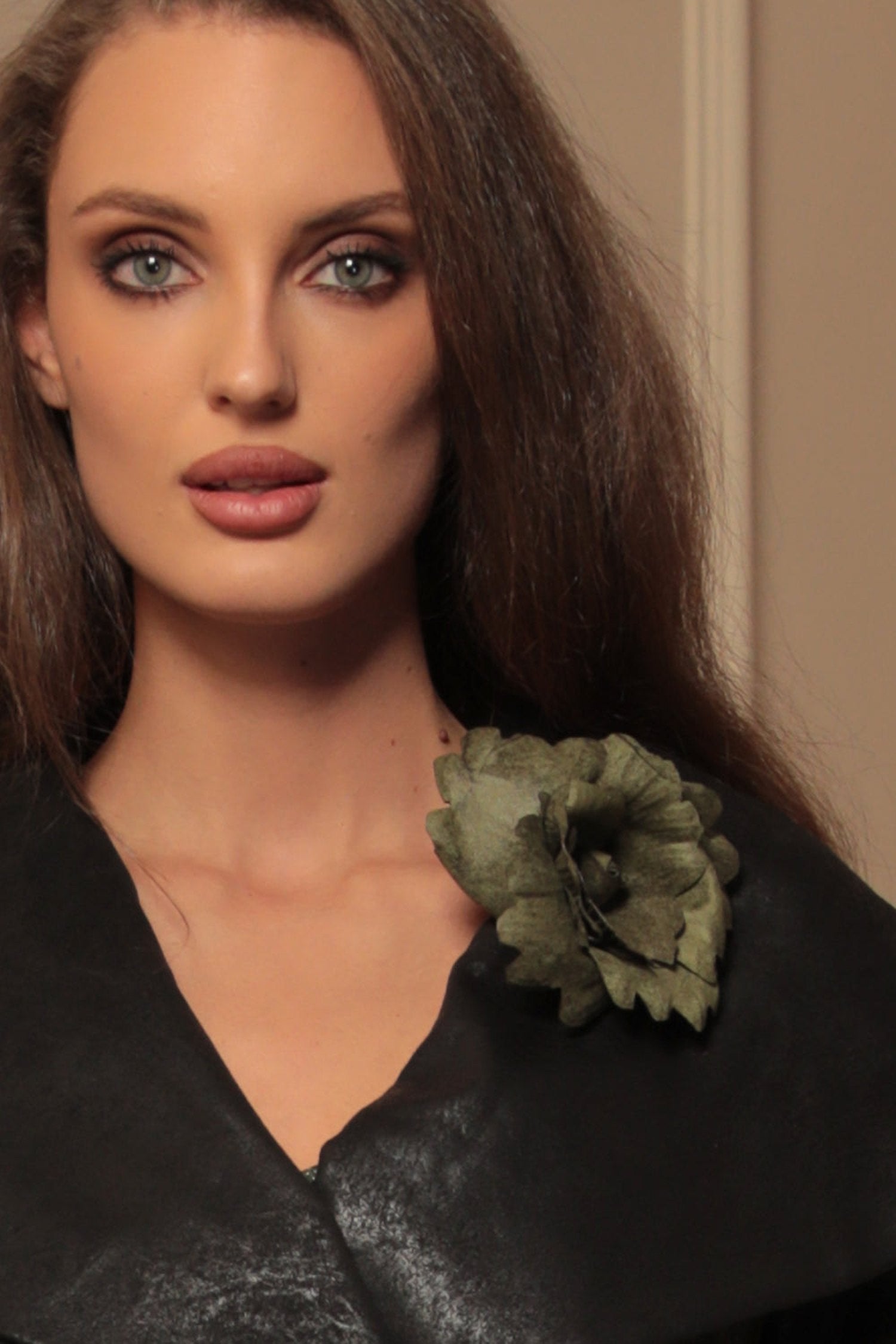 BROCHE MOYENNE EN SIMILI DAIM VERT ROSE