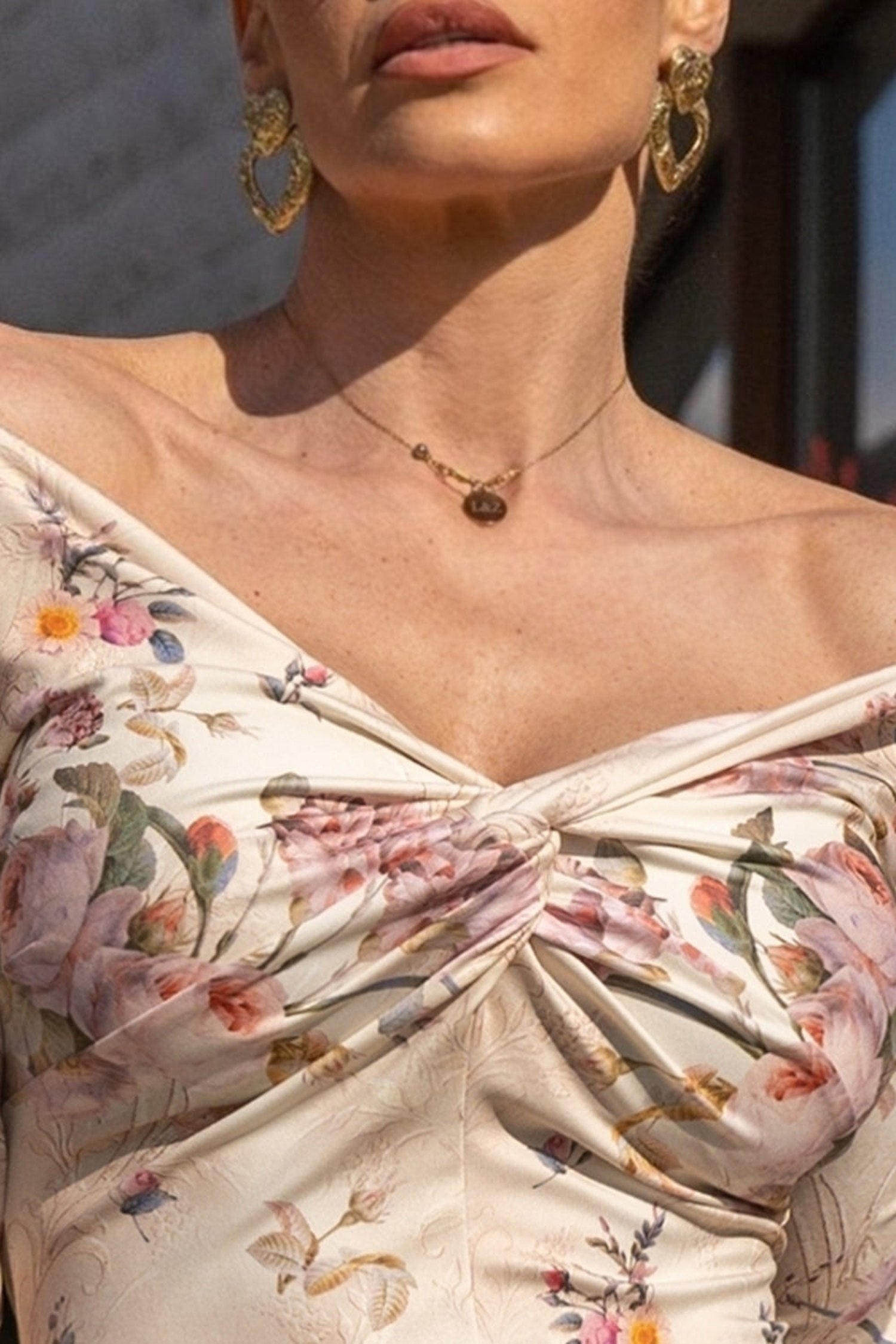 ROBE AJUSTÉE À MANCHES LONGUES - FLEURS BAROQUES