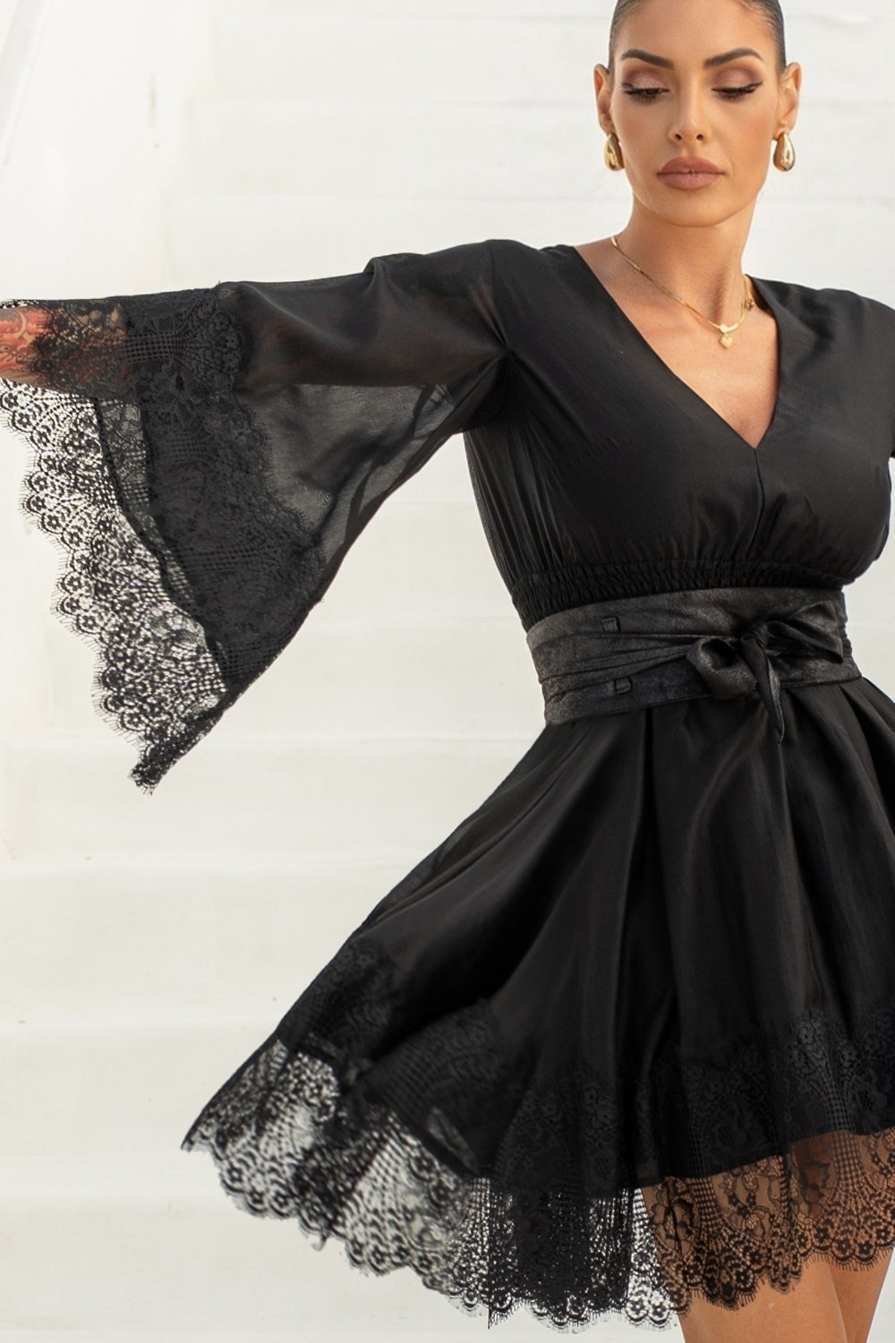 ROBE COURTE EN TENCEL AVEC DENTELLE EN NOIR - ESSENTIELS