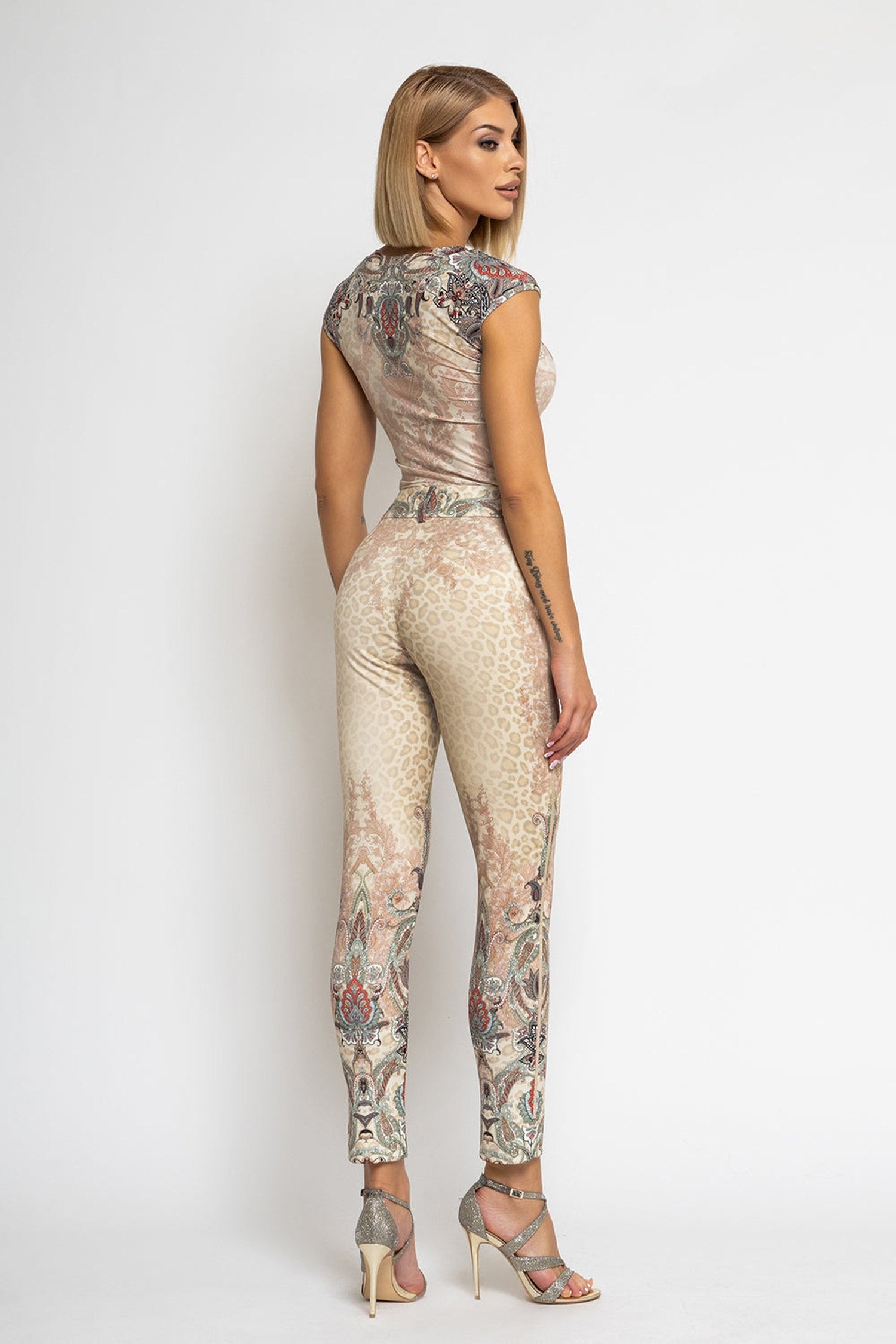 BASIC BLOUSE WITH V-NECKLINE - PAISLEY BEIGE