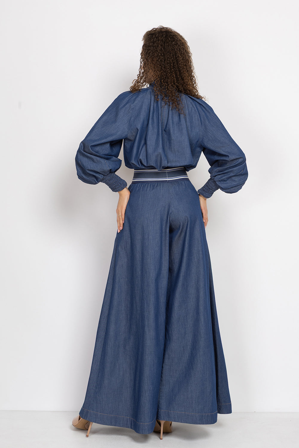 HIGH-WAISTED FLARED DENIM PANTS WITH FRONT SLITS - ESSENTIALS JIORO ПАНТАЛОН ОТ ТЪНЪК ДЕНИМ С ВИСОКА ТАЛИЯ И ЦЕПКИ – ESSENTIALS JIORO